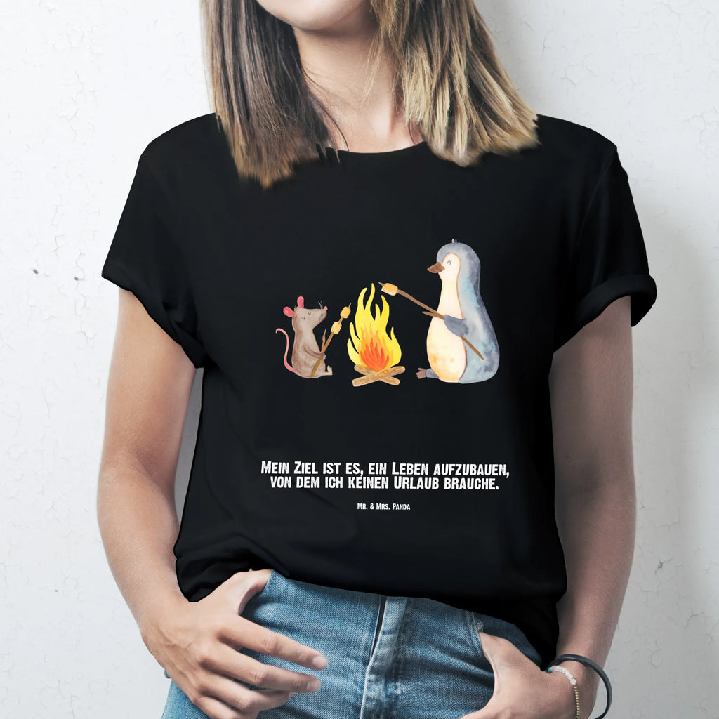 Personalisiertes T-Shirt Pinguin Lagerfeuer T-Shirt Personalisiert, T-Shirt mit Namen, T-Shirt mit Aufruck, Männer, Frauen, Wunschtext, Bedrucken, Pinguin, Maus, Pinguine, Lagerfeuer, Leben, Arbeit, Job, Motivation, Büro, Büroalltag, Lebensspruch, Lebensmotivation, Neustart, Liebe, grillen, Feuer, Marshmallows