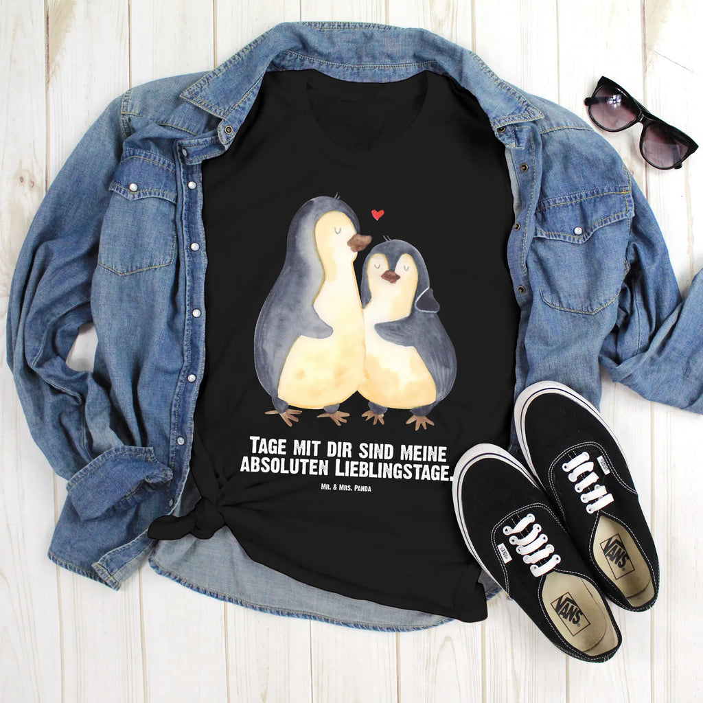 Personalisiertes T-Shirt Pinguin umarmend T-Shirt Personalisiert, T-Shirt mit Namen, T-Shirt mit Aufruck, Männer, Frauen, Wunschtext, Bedrucken, Pinguin, Liebe, Liebespaar, Liebesbeweis, Liebesgeschenk, Verlobung, Jahrestag, Hochzeitstag, Hochzeit, Hochzeitsgeschenk