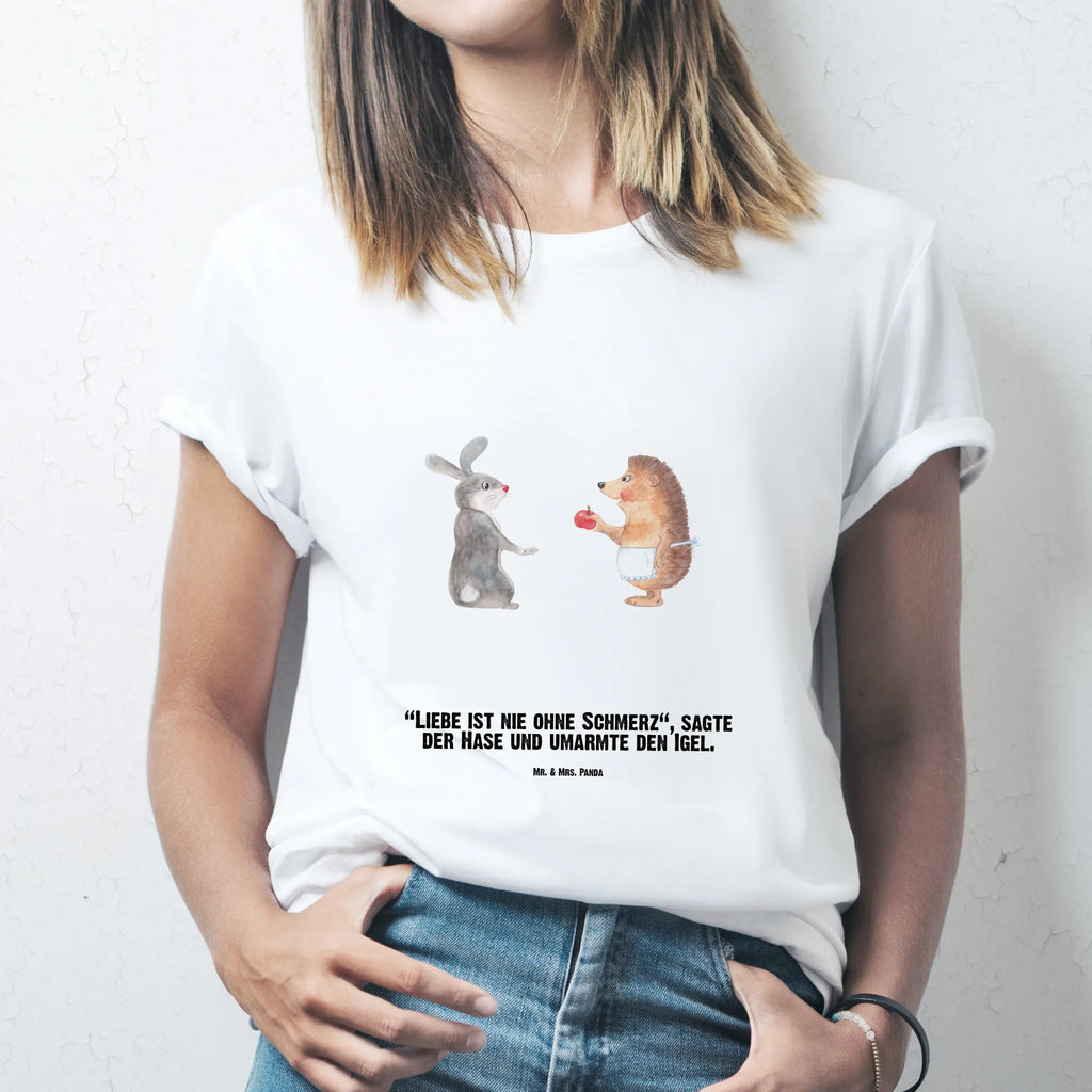 Personalisiertes T-Shirt Liebe ist nie ohne Schmerz T-Shirt Personalisiert, T-Shirt mit Namen, T-Shirt mit Aufruck, Männer, Frauen, Wunschtext, Bedrucken, Tiermotive, Gute Laune, lustige Sprüche, Tiere, Igel und Hase, Igel, Hase, Liebe Spruch, Liebeskummer Geschenk, Herzschmerz, Trösten, Trennungsschmerz, Spruch romantisch