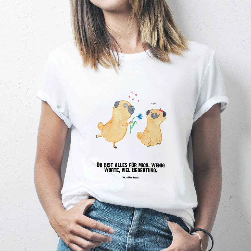 Personalisiertes T-Shirt Mops Verliebt T-Shirt Personalisiert, T-Shirt mit Namen, T-Shirt mit Aufruck, Männer, Frauen, Wunschtext, Bedrucken, Hund, Hundemotiv, Haustier, Hunderasse, Tierliebhaber, Hundebesitzer, Sprüche, Mops, Möpse, Hundeliebe, verliebt, Liebe, Liebesspruch. Verlobt, Geschenk Freund, Partner