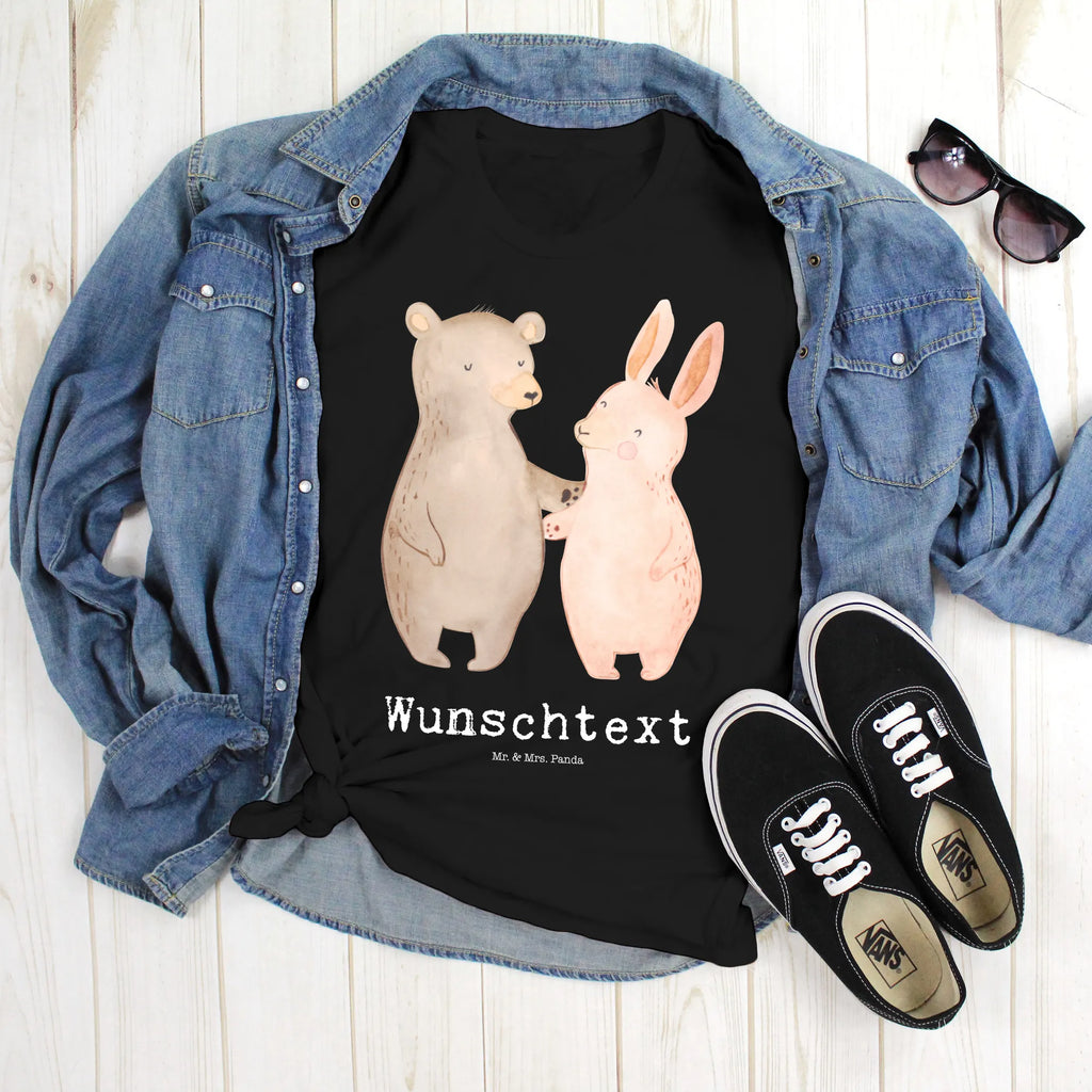 Personalisiertes T-Shirt Bär Hase Umarmen T-Shirt Personalisiert, T-Shirt mit Namen, T-Shirt mit Aufruck, Männer, Frauen, Wunschtext, Bedrucken, Liebe, Partner, Freund, Freundin, Ehemann, Ehefrau, Heiraten, Verlobung, Heiratsantrag, Liebesgeschenk, Jahrestag, Hocheitstag, Freunde, bester Freund, Hase, Bär, Bärchen, best friends