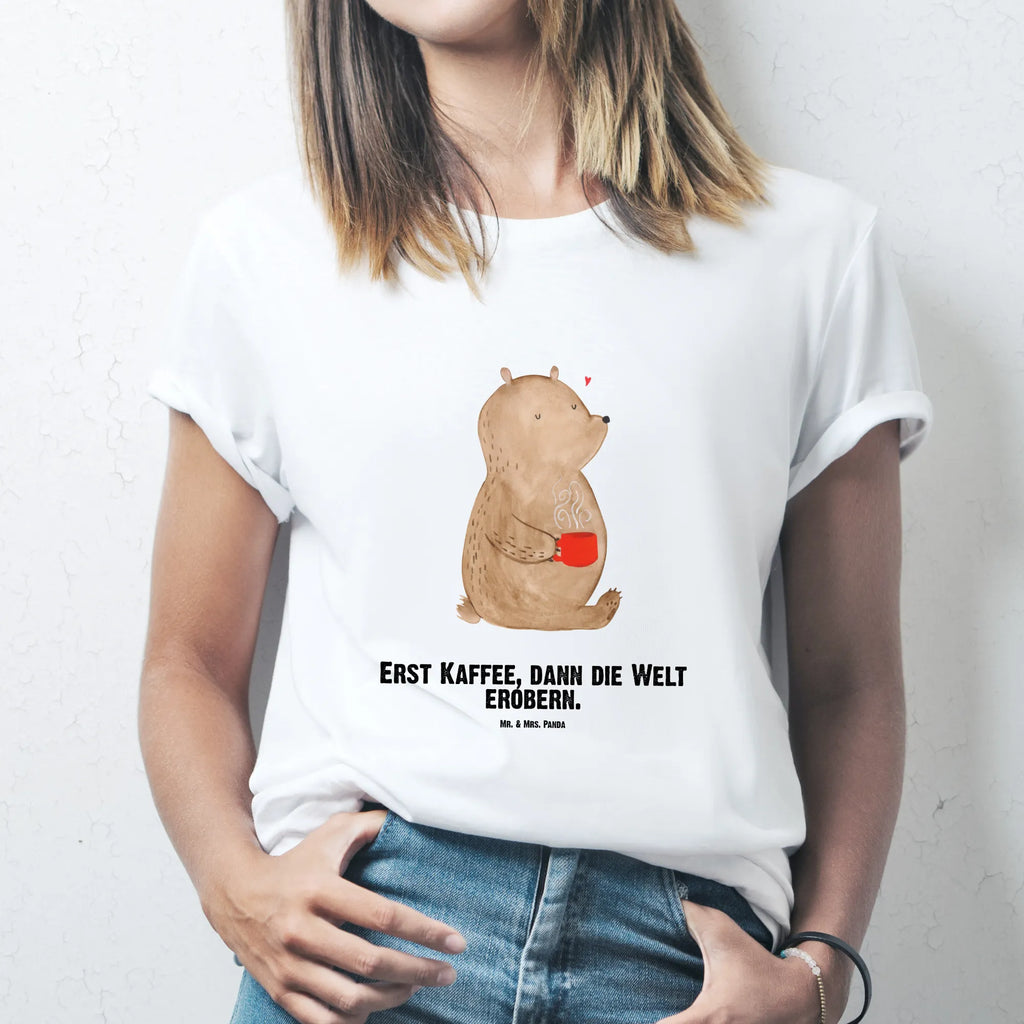 Personalisiertes T-Shirt Bär Kaffee T-Shirt Personalisiert, T-Shirt mit Namen, T-Shirt mit Aufruck, Männer, Frauen, Wunschtext, Bedrucken, Bär, Teddy, Teddybär, Kaffee, Coffee, Bären, guten Morgen, Morgenroutine, Welt erobern, Welt retten, Motivation