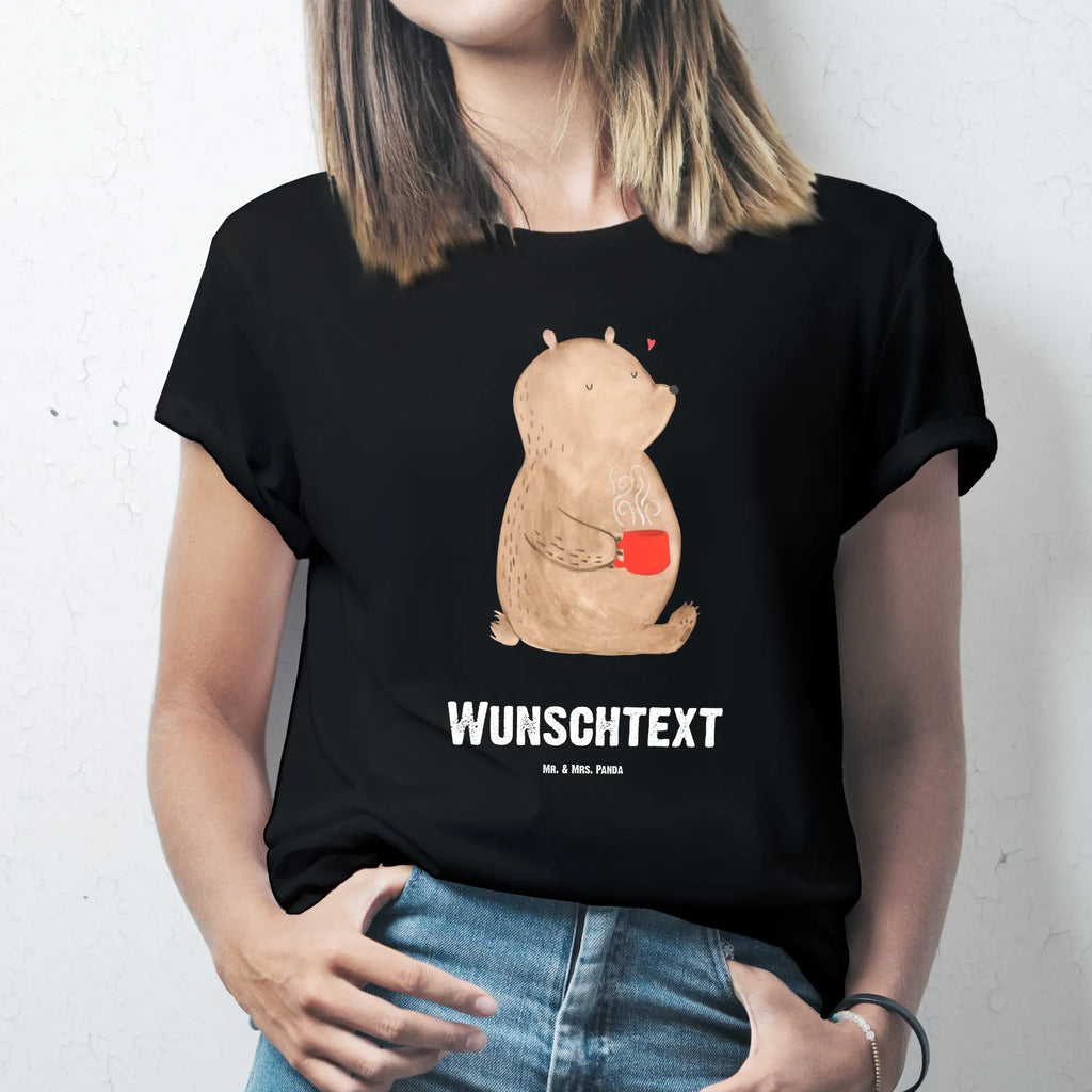 Personalisiertes T-Shirt Bär Kaffee T-Shirt Personalisiert, T-Shirt mit Namen, T-Shirt mit Aufruck, Männer, Frauen, Wunschtext, Bedrucken, Bär, Teddy, Teddybär, Kaffee, Coffee, Bären, guten Morgen, Morgenroutine, Welt erobern, Welt retten, Motivation