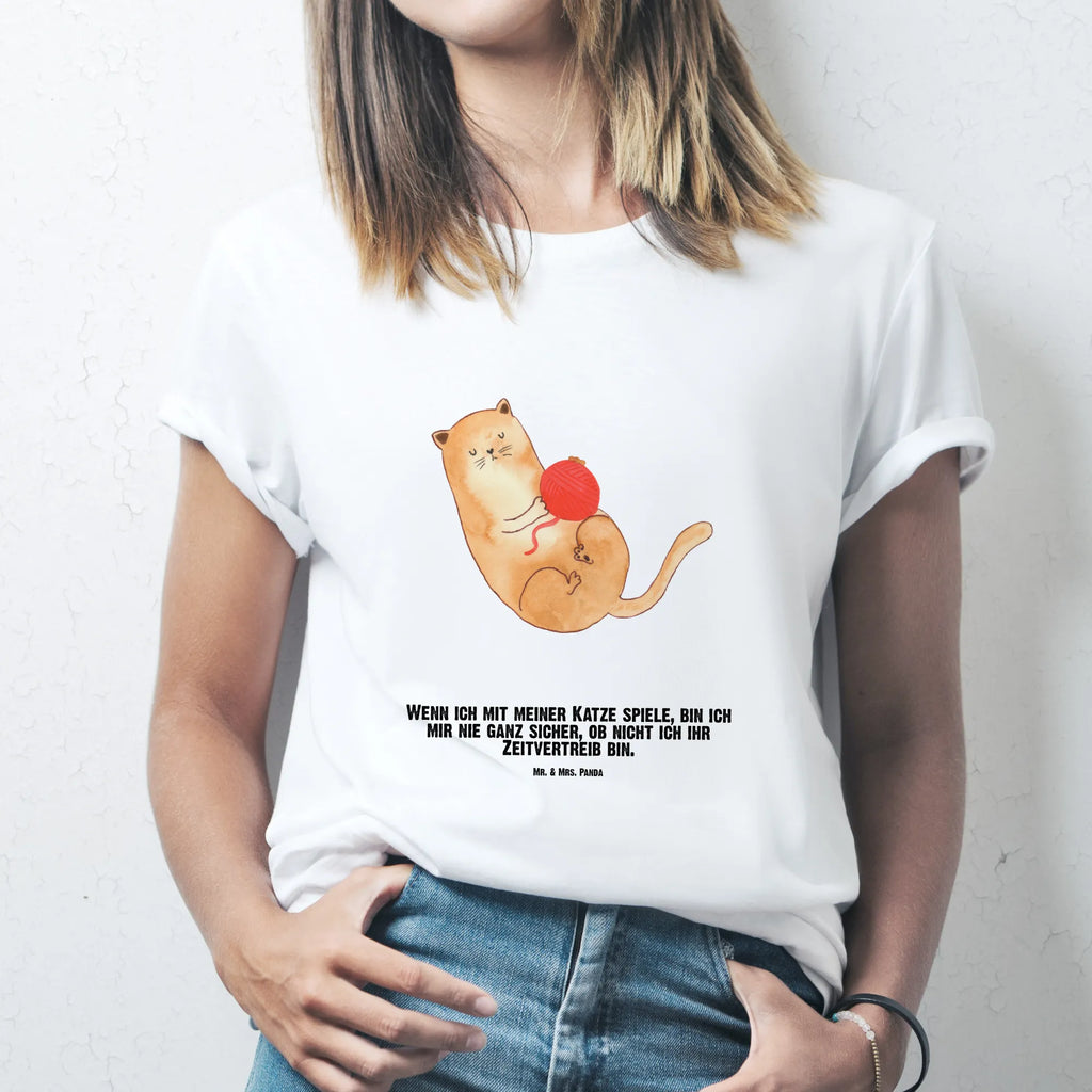 Personalisiertes T-Shirt Katzen Wollknäul T-Shirt Personalisiert, T-Shirt mit Namen, T-Shirt mit Aufruck, Männer, Frauen, Wunschtext, Bedrucken, Katze, Katzenmotiv, Katzenfan, Katzendeko, Katzenfreund, Katzenliebhaber, Katzenprodukte, Katzenartikel, Katzenaccessoires, Katzensouvenirs, Katzenliebhaberprodukte, Katzenmotive, Katzen, Kater, Mietze, Cat, Cats, Katzenhalter, Katzenbesitzerin, Haustier, Wollknäuel, Wolle, Spielen, Spiel, verspielt