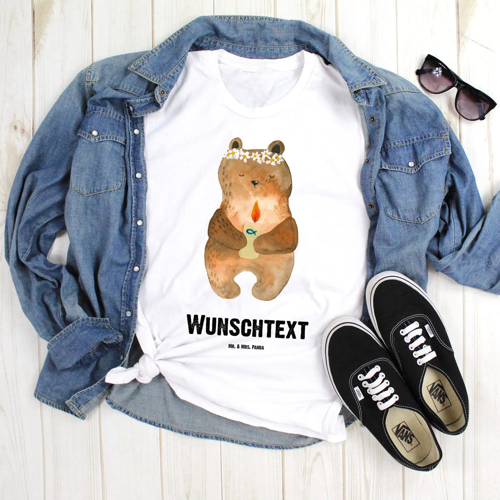 Personalisiertes T-Shirt Bär Kommunion T-Shirt Personalisiert, T-Shirt mit Namen, T-Shirt mit Aufruck, Männer, Frauen, Wunschtext, Bedrucken, Bär, Teddy, Teddybär, Kommunion, Gottes Segen, Taufkerze, katholisch