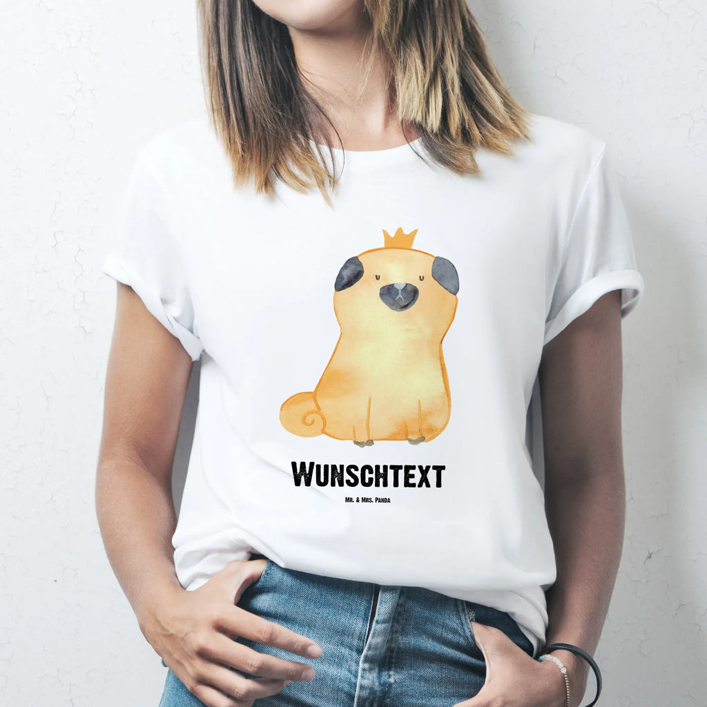 Personalisiertes T-Shirt Mops Krone T-Shirt Personalisiert, T-Shirt mit Namen, T-Shirt mit Aufruck, Männer, Frauen, Wunschtext, Bedrucken, Hund, Hundemotiv, Haustier, Hunderasse, Tierliebhaber, Hundebesitzer, Sprüche, Mops, allergisch, kinderlos, Hausregel, Hundebesitzer. Spruch, lustig