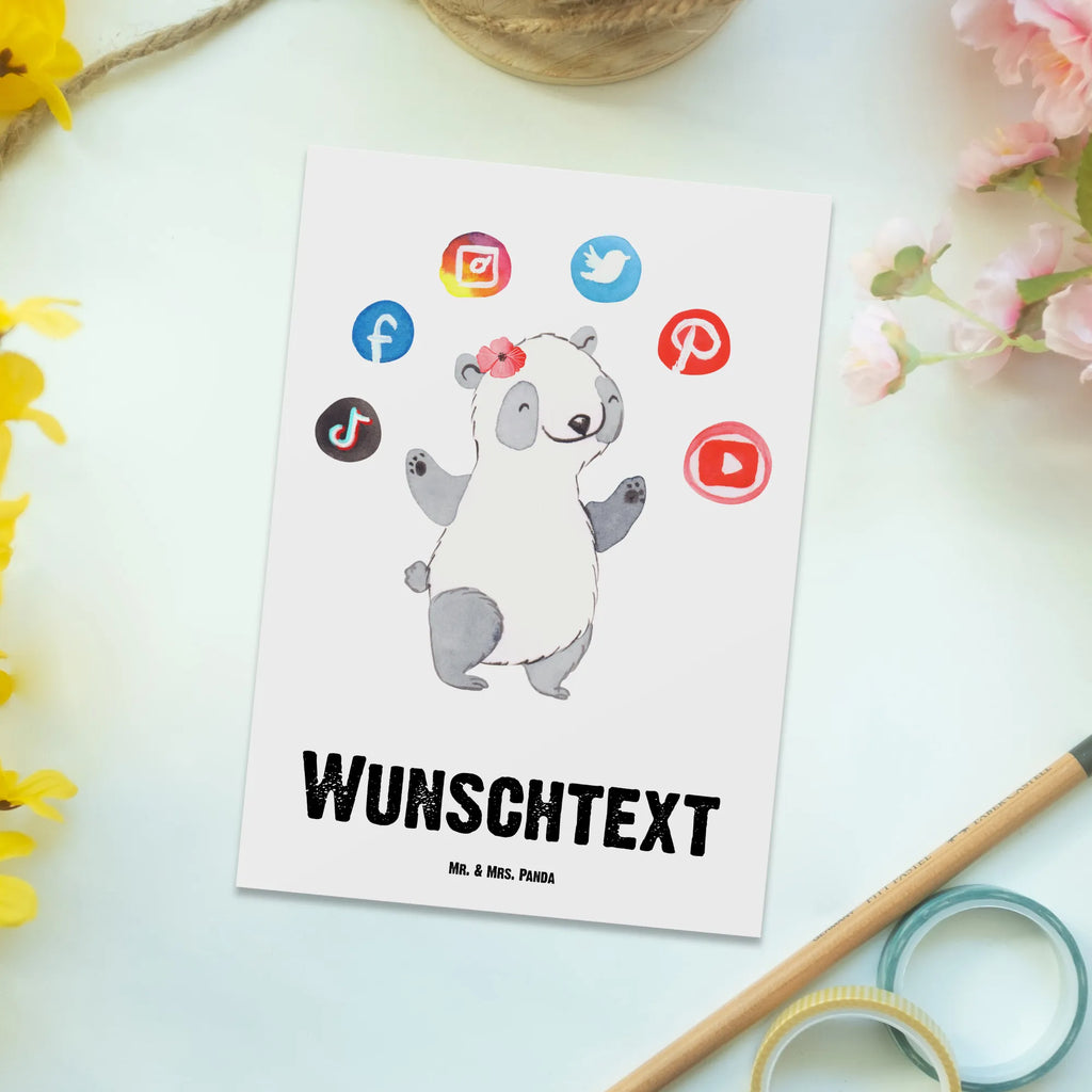 Personalisierte Postkarte Social Media Managerin mit Herz Postkarte mit Namen, Postkarte bedrucken, Postkarte mit Wunschtext, Postkarte personalisierbar, Geschenkkarte mit Namen, Grußkarte mit Namen, Karte mit Namen, Einladung mit Namen, Ansichtskarte mit Namen, Geschenkkarte mit Wunschtext, Grußkarte mit Wunschtext, Karte mit Wunschtext, Einladung mit Wunschtext, Ansichtskarte mit Wunschtext, Beruf, Ausbildung, Jubiläum, Abschied, Rente, Kollege, Kollegin, Geschenk, Schenken, Arbeitskollege, Mitarbeiter, Firma, Danke, Dankeschön