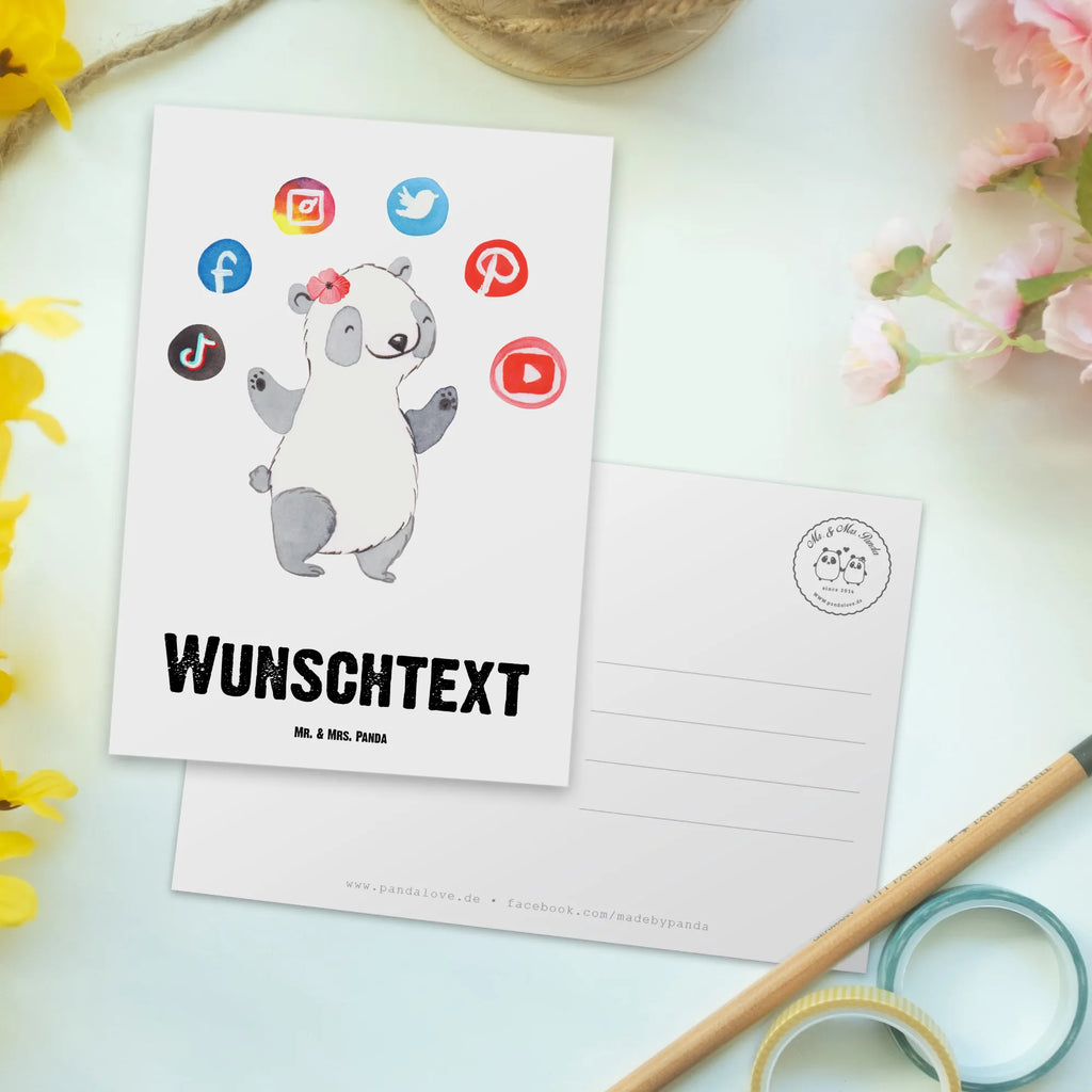 Personalisierte Postkarte Social Media Managerin mit Herz Postkarte mit Namen, Postkarte bedrucken, Postkarte mit Wunschtext, Postkarte personalisierbar, Geschenkkarte mit Namen, Grußkarte mit Namen, Karte mit Namen, Einladung mit Namen, Ansichtskarte mit Namen, Geschenkkarte mit Wunschtext, Grußkarte mit Wunschtext, Karte mit Wunschtext, Einladung mit Wunschtext, Ansichtskarte mit Wunschtext, Beruf, Ausbildung, Jubiläum, Abschied, Rente, Kollege, Kollegin, Geschenk, Schenken, Arbeitskollege, Mitarbeiter, Firma, Danke, Dankeschön