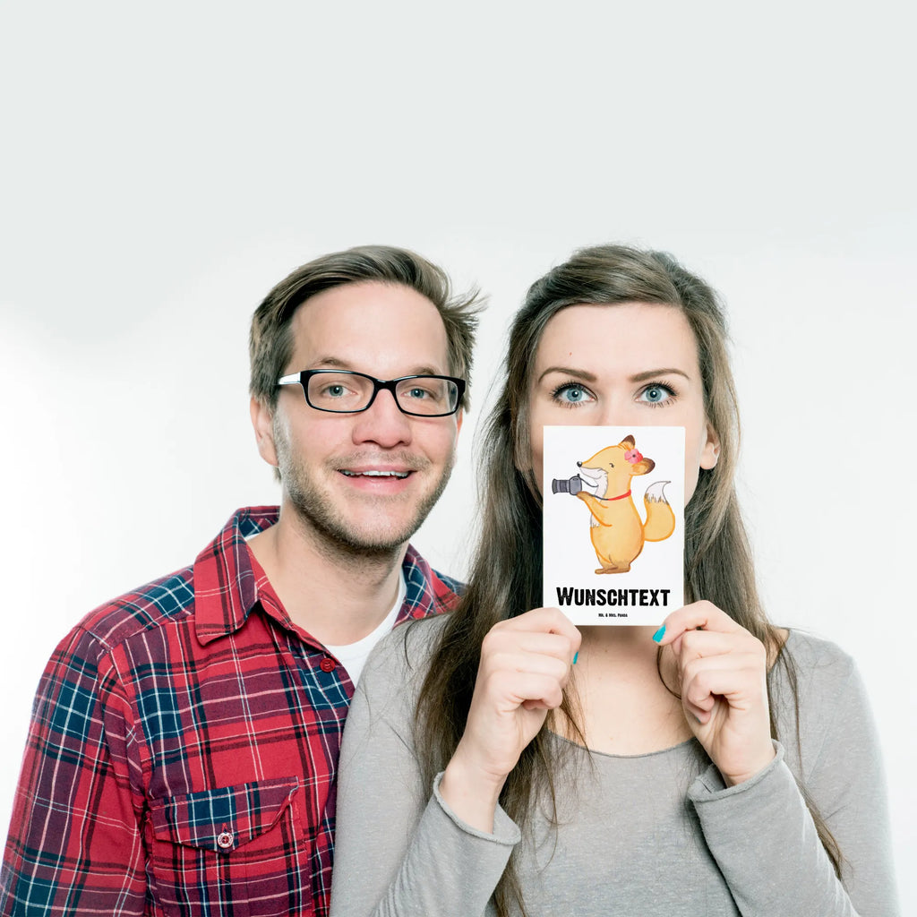 Personalisierte Postkarte Fotografin mit Herz Postkarte mit Namen, Postkarte bedrucken, Postkarte mit Wunschtext, Postkarte personalisierbar, Geschenkkarte mit Namen, Grußkarte mit Namen, Karte mit Namen, Einladung mit Namen, Ansichtskarte mit Namen, Geschenkkarte mit Wunschtext, Grußkarte mit Wunschtext, Karte mit Wunschtext, Einladung mit Wunschtext, Ansichtskarte mit Wunschtext, Beruf, Ausbildung, Jubiläum, Abschied, Rente, Kollege, Kollegin, Geschenk, Schenken, Arbeitskollege, Mitarbeiter, Firma, Danke, Dankeschön, Fotografin, Fotoreporterin, Hobbyfotografin, Hochzeitsfotografin, Fotografie, Profi Fotografin