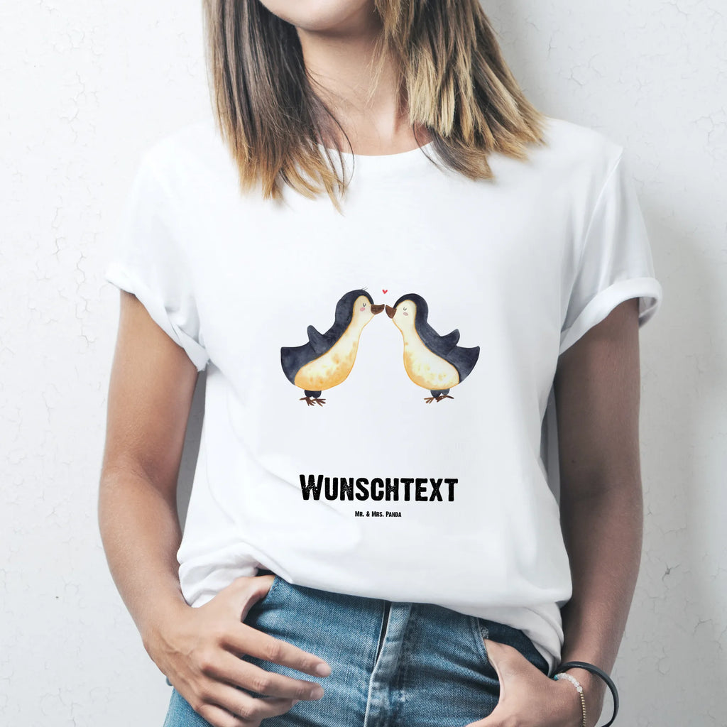 Personalisiertes T-Shirt Pinguin Liebe T-Shirt Personalisiert, T-Shirt mit Namen, T-Shirt mit Aufruck, Männer, Frauen, Wunschtext, Bedrucken, Liebe, Partner, Freund, Freundin, Ehemann, Ehefrau, Heiraten, Verlobung, Heiratsantrag, Liebesgeschenk, Jahrestag, Hocheitstag, Pinguin, Pinguine, Pinguin Paar, Pinguinpaar, Pinguin Liebe, Paar, Pärchen. Liebespaar, Liebesbeweis, Liebesspruch, Hochzeitstag, Geschenk Freund, Geschenk Freundin, Verlobte, Verlobter, Love, Geschenk Hochzeitstag, Geschenkidee, Hochzeit, Gastgeschenk