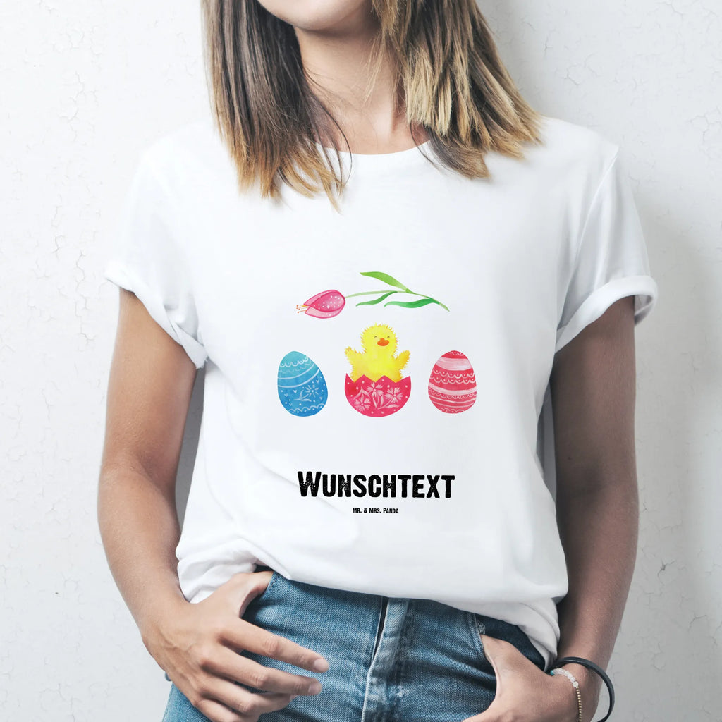 Personalisiertes T-Shirt Küken geschlüpft T-Shirt Personalisiert, T-Shirt mit Namen, T-Shirt mit Aufruck, Männer, Frauen, Wunschtext, Bedrucken, Ostern, Osterhase, Ostergeschenke, Osternest, Osterdeko, Geschenke zu Ostern, Ostern Geschenk, Ostergeschenke Kinder, Ostern Kinder, Küken, Osterei, Ostereier, Ei, Frühlingsgefühle, Freude, Grüße, liebe Grüße, Frohe Ostern, Ostergrüße