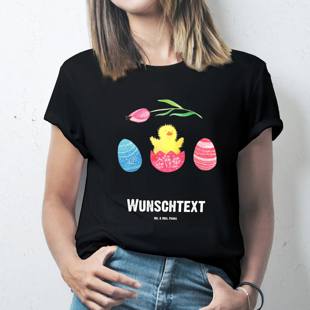 Personalisiertes T-Shirt Küken geschlüpft T-Shirt Personalisiert, T-Shirt mit Namen, T-Shirt mit Aufruck, Männer, Frauen, Wunschtext, Bedrucken, Ostern, Osterhase, Ostergeschenke, Osternest, Osterdeko, Geschenke zu Ostern, Ostern Geschenk, Ostergeschenke Kinder, Ostern Kinder, Küken, Osterei, Ostereier, Ei, Frühlingsgefühle, Freude, Grüße, liebe Grüße, Frohe Ostern, Ostergrüße