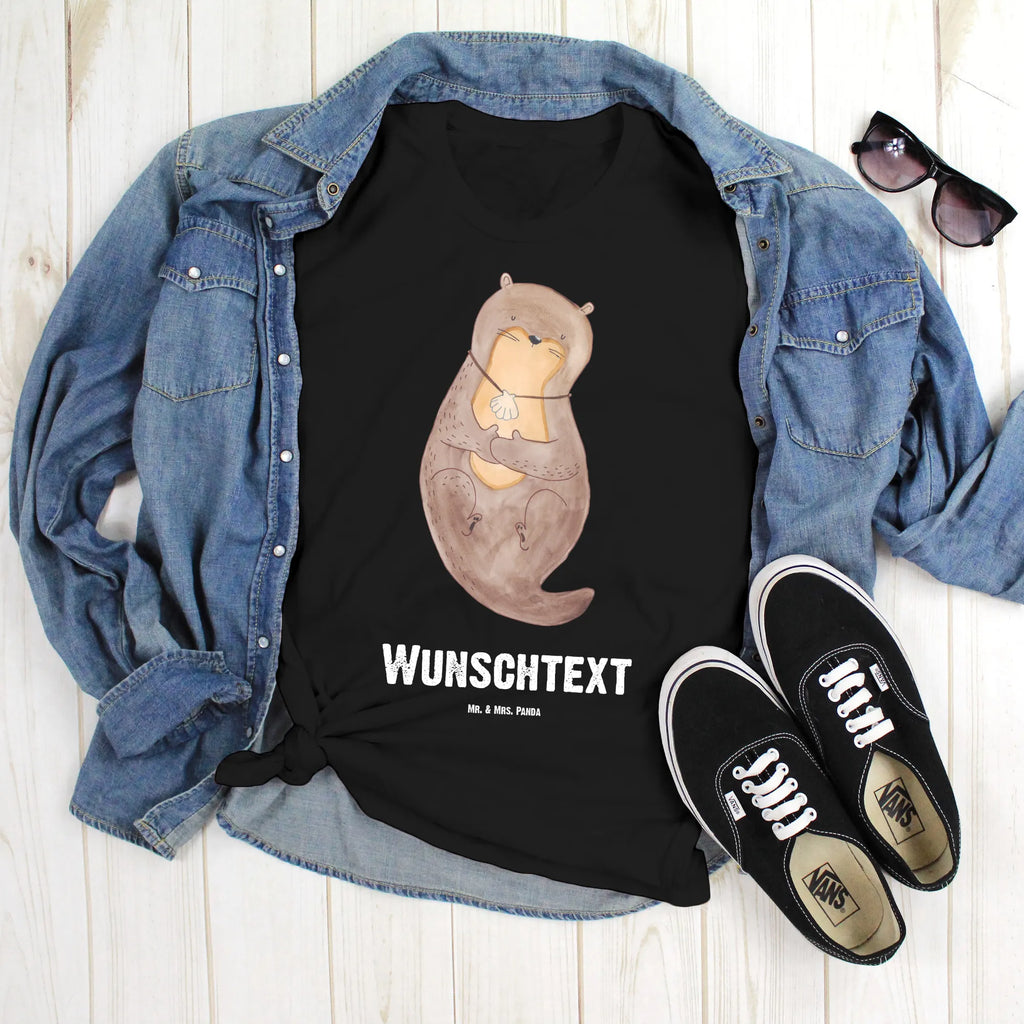 Personalisiertes T-Shirt Otter mit Muschelmedaillon T-Shirt Personalisiert, T-Shirt mit Namen, T-Shirt mit Aufruck, Männer, Frauen, Wunschtext, Bedrucken, Otter, Fischotter, Seeotter, Otterliebe, grübeln, träumen, Motivation, Tagträumen, Büro