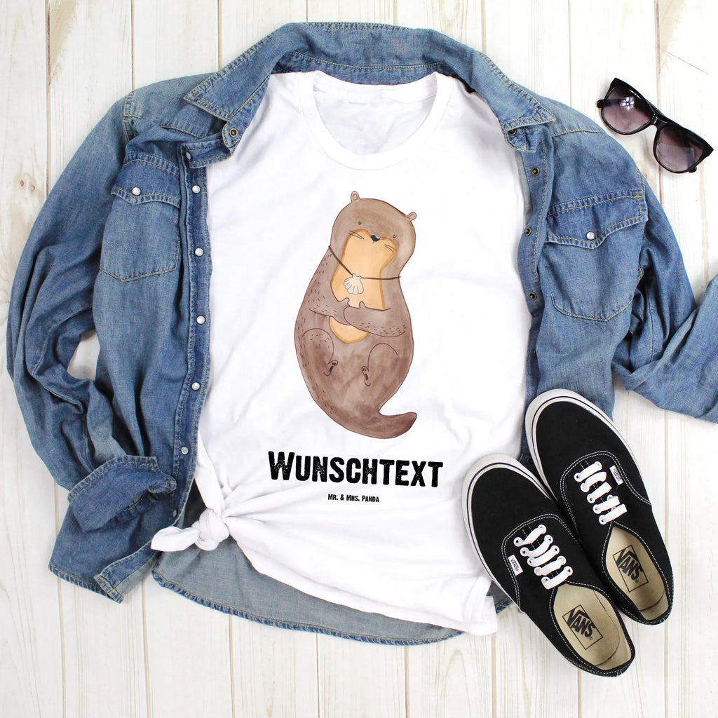 Personalisiertes T-Shirt Otter mit Muschelmedaillon T-Shirt Personalisiert, T-Shirt mit Namen, T-Shirt mit Aufruck, Männer, Frauen, Wunschtext, Bedrucken, Otter, Fischotter, Seeotter, Otterliebe, grübeln, träumen, Motivation, Tagträumen, Büro