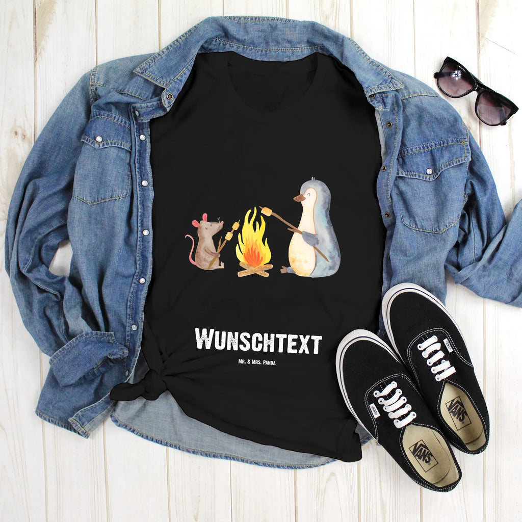 Personalisiertes T-Shirt Pinguin Lagerfeuer T-Shirt Personalisiert, T-Shirt mit Namen, T-Shirt mit Aufruck, Männer, Frauen, Wunschtext, Bedrucken, Pinguin, Maus, Pinguine, Lagerfeuer, Leben, Arbeit, Job, Motivation, Büro, Büroalltag, Lebensspruch, Lebensmotivation, Neustart, Liebe, grillen, Feuer, Marshmallows