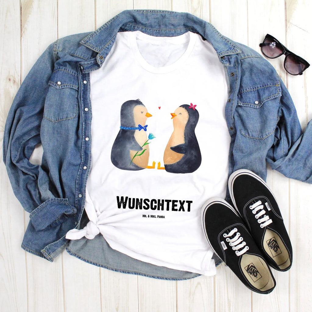 Personalisiertes T-Shirt Pinguin Pärchen T-Shirt Personalisiert, T-Shirt mit Namen, T-Shirt mit Aufruck, Männer, Frauen, Wunschtext, Bedrucken, Pinguin, Pinguine, Liebe, Liebespaar, Liebesbeweis, Liebesgeschenk, Verlobung, Jahrestag, Hochzeitstag, Hochzeit, Hochzeitsgeschenk, große Liebe, Traumpaar