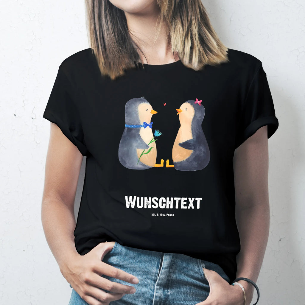 Personalisiertes T-Shirt Pinguin Pärchen T-Shirt Personalisiert, T-Shirt mit Namen, T-Shirt mit Aufruck, Männer, Frauen, Wunschtext, Bedrucken, Pinguin, Pinguine, Liebe, Liebespaar, Liebesbeweis, Liebesgeschenk, Verlobung, Jahrestag, Hochzeitstag, Hochzeit, Hochzeitsgeschenk, große Liebe, Traumpaar