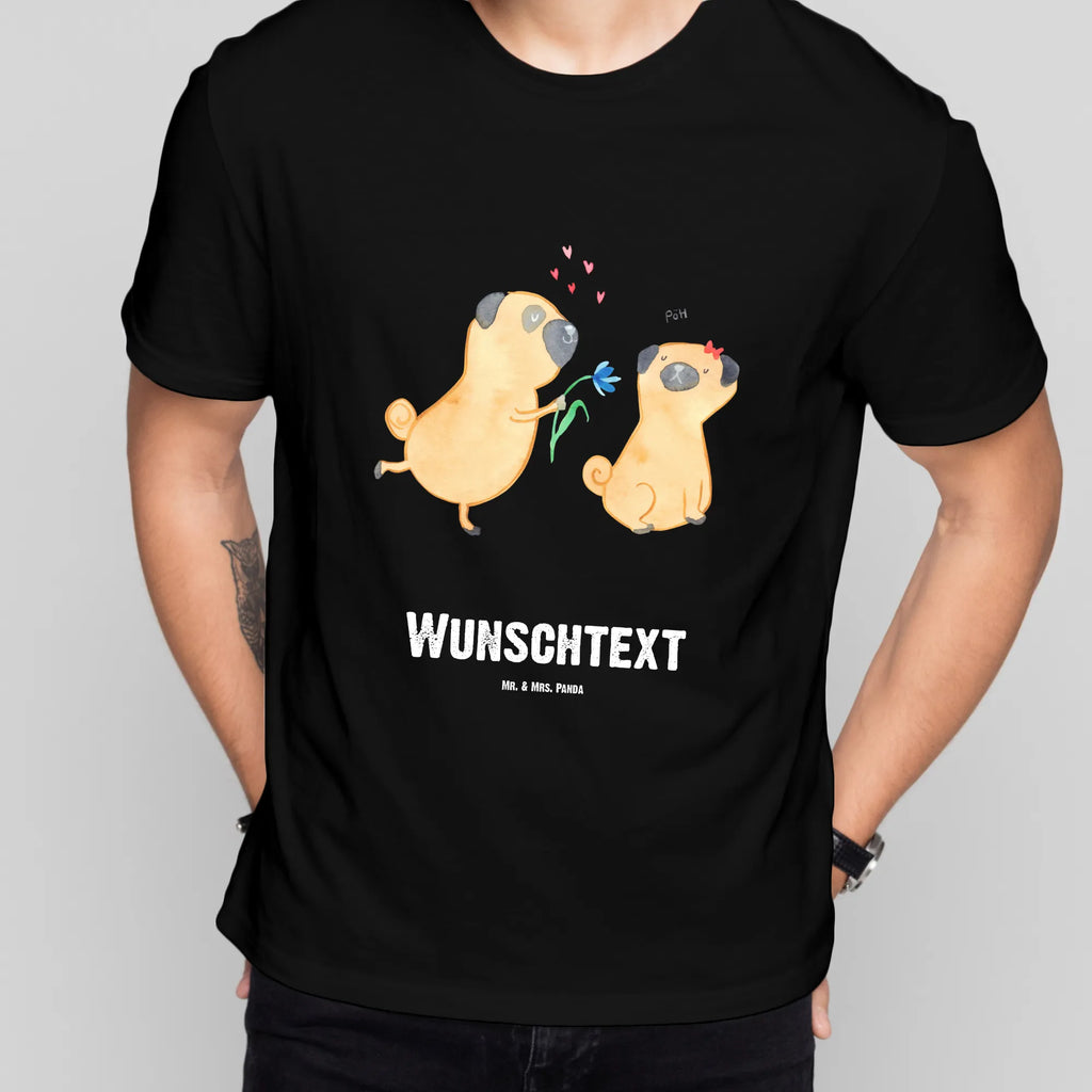 Personalisiertes T-Shirt Mops Verliebt T-Shirt Personalisiert, T-Shirt mit Namen, T-Shirt mit Aufruck, Männer, Frauen, Wunschtext, Bedrucken, Hund, Hundemotiv, Haustier, Hunderasse, Tierliebhaber, Hundebesitzer, Sprüche, Mops, Möpse, Hundeliebe, verliebt, Liebe, Liebesspruch. Verlobt, Geschenk Freund, Partner