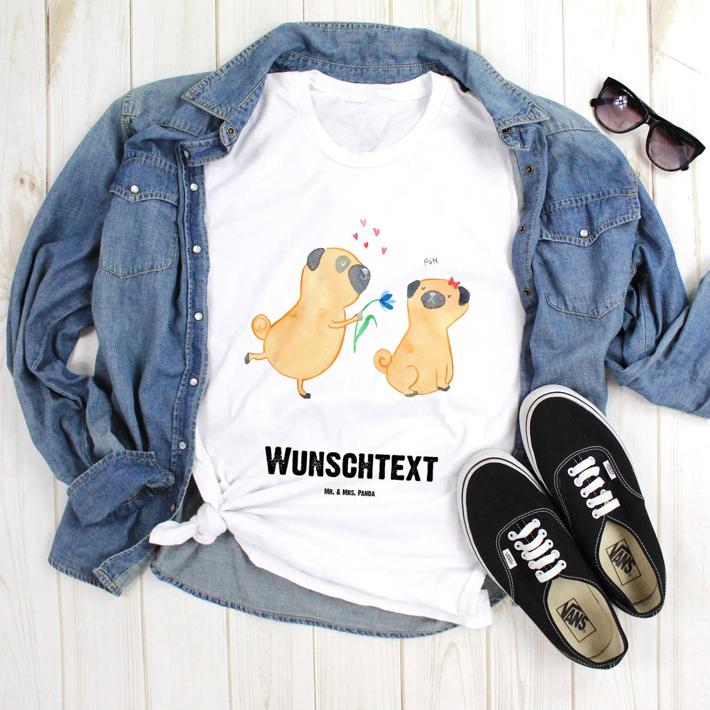 Personalisiertes T-Shirt Mops Verliebt T-Shirt Personalisiert, T-Shirt mit Namen, T-Shirt mit Aufruck, Männer, Frauen, Wunschtext, Bedrucken, Hund, Hundemotiv, Haustier, Hunderasse, Tierliebhaber, Hundebesitzer, Sprüche, Mops, Möpse, Hundeliebe, verliebt, Liebe, Liebesspruch. Verlobt, Geschenk Freund, Partner