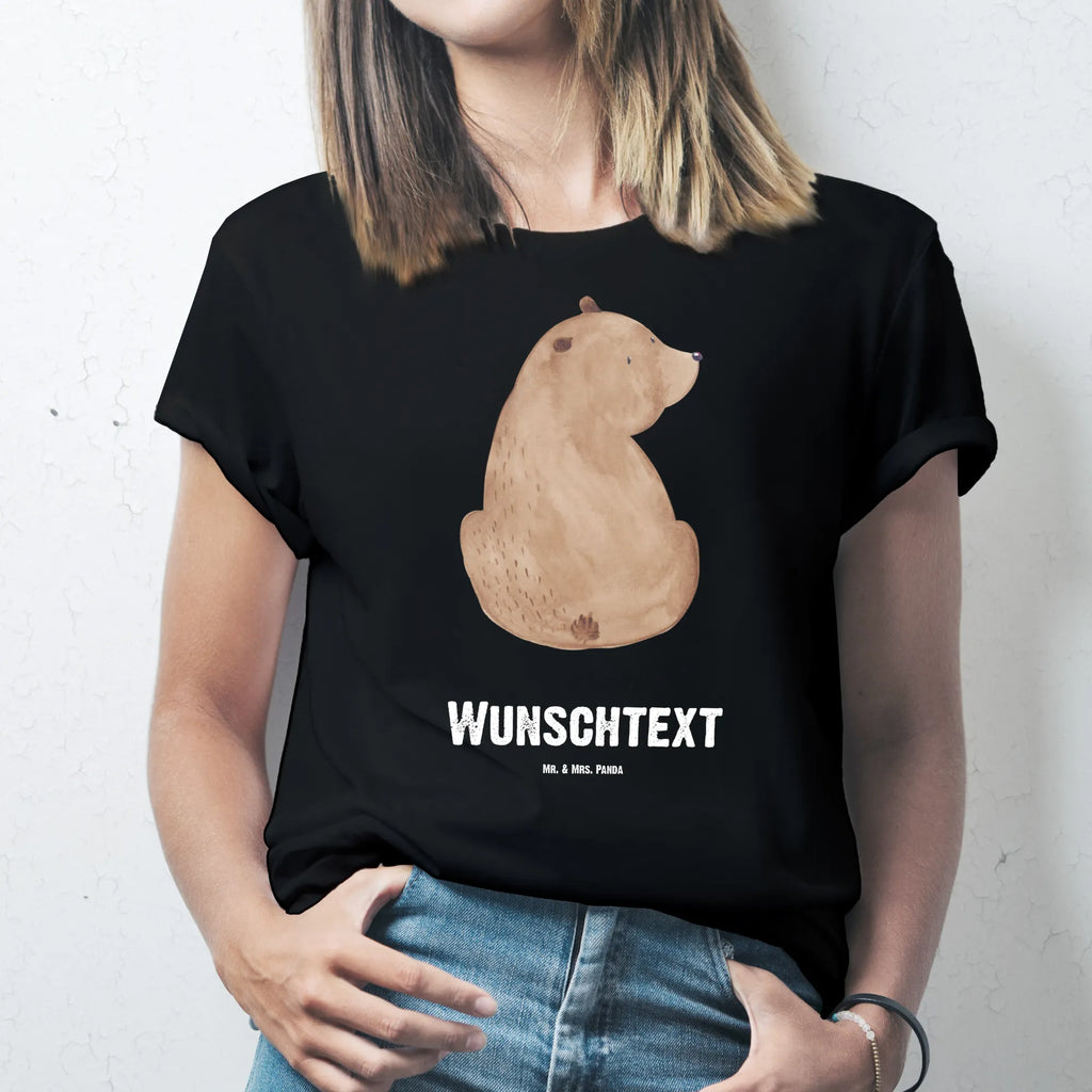 Personalisiertes T-Shirt Bär Schulterblick T-Shirt Personalisiert, T-Shirt mit Namen, T-Shirt mit Aufruck, Männer, Frauen, Wunschtext, Bedrucken, Bär, Teddy, Teddybär, Selbstachtung, Weltansicht, Motivation, Bären, Bärenliebe, Weisheit