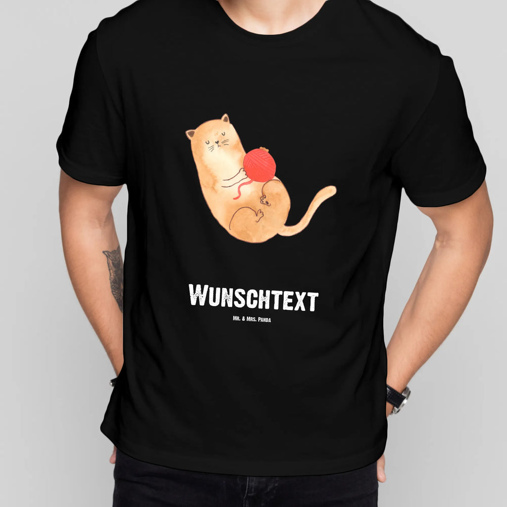 Personalisiertes T-Shirt Katzen Wollknäul T-Shirt Personalisiert, T-Shirt mit Namen, T-Shirt mit Aufruck, Männer, Frauen, Wunschtext, Bedrucken, Katze, Katzenmotiv, Katzenfan, Katzendeko, Katzenfreund, Katzenliebhaber, Katzenprodukte, Katzenartikel, Katzenaccessoires, Katzensouvenirs, Katzenliebhaberprodukte, Katzenmotive, Katzen, Kater, Mietze, Cat, Cats, Katzenhalter, Katzenbesitzerin, Haustier, Wollknäuel, Wolle, Spielen, Spiel, verspielt