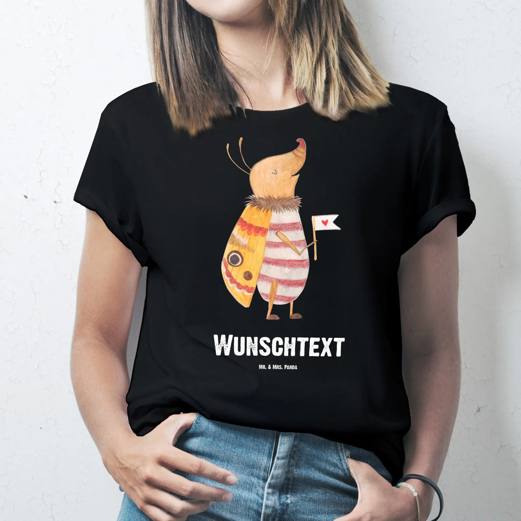 Personalisiertes T-Shirt Nachtfalter mit Fähnchen T-Shirt Personalisiert, T-Shirt mit Namen, T-Shirt mit Aufruck, Männer, Frauen, Wunschtext, Bedrucken, Tiermotive, Gute Laune, lustige Sprüche, Tiere, Nachtfalter, Käfer, Spruch lustig, Spruch witzig, süß, niedlich, Küche Deko, Was kostet die Welt