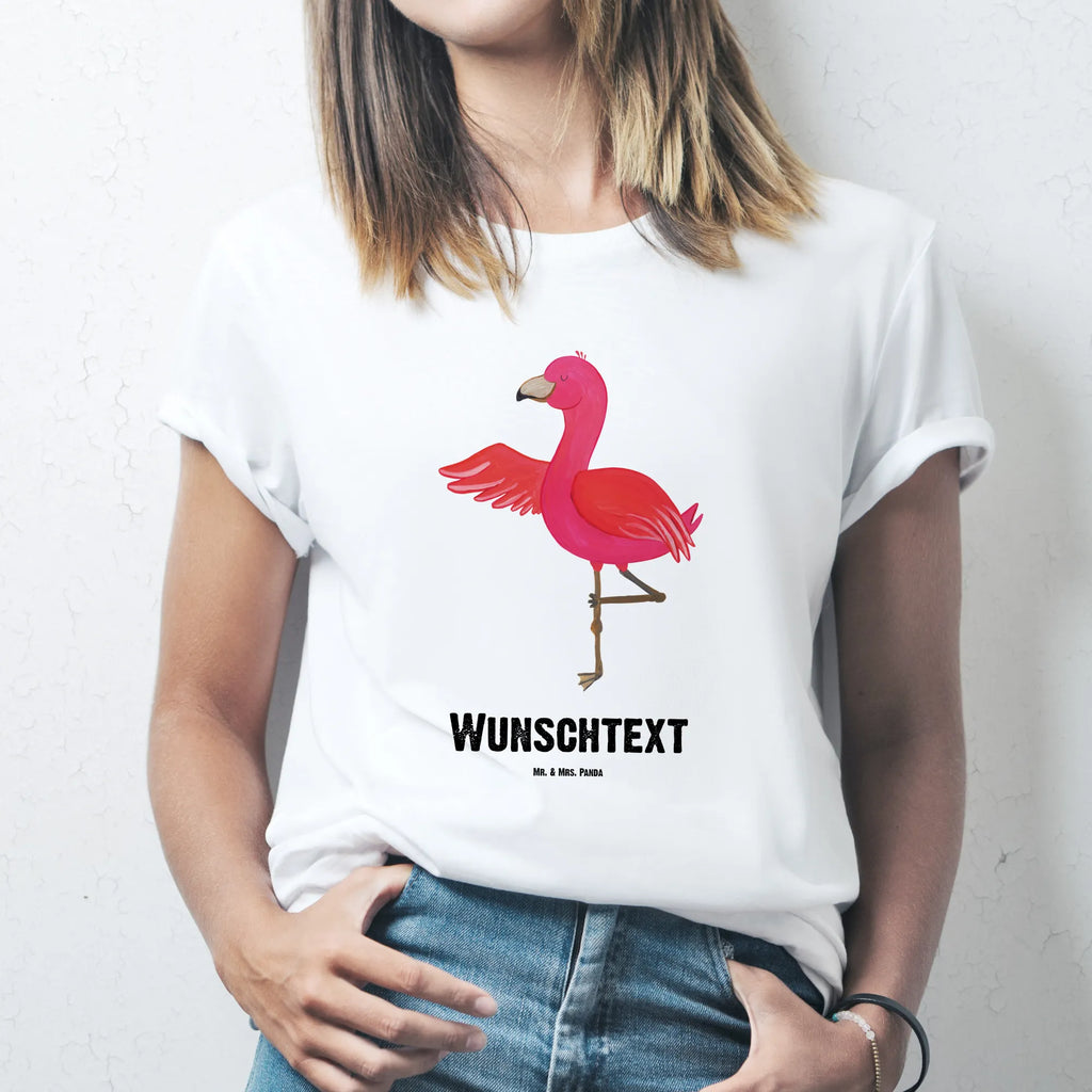 Personalisiertes T-Shirt Flamingo Yoga T-Shirt Personalisiert, T-Shirt mit Namen, T-Shirt mit Aufruck, Männer, Frauen, Wunschtext, Bedrucken, Flamingo, Vogel, Yoga, Namaste, Achtsamkeit, Yoga-Übung, Entspannung, Ärger, Aufregen, Tiefenentspannung