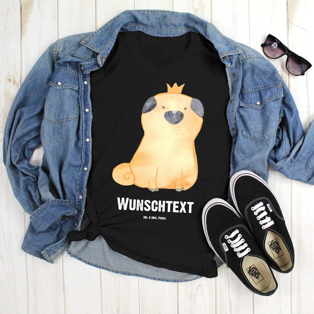 Personalisiertes T-Shirt Mops Krone T-Shirt Personalisiert, T-Shirt mit Namen, T-Shirt mit Aufruck, Männer, Frauen, Wunschtext, Bedrucken, Hund, Hundemotiv, Haustier, Hunderasse, Tierliebhaber, Hundebesitzer, Sprüche, Mops, allergisch, kinderlos, Hausregel, Hundebesitzer. Spruch, lustig