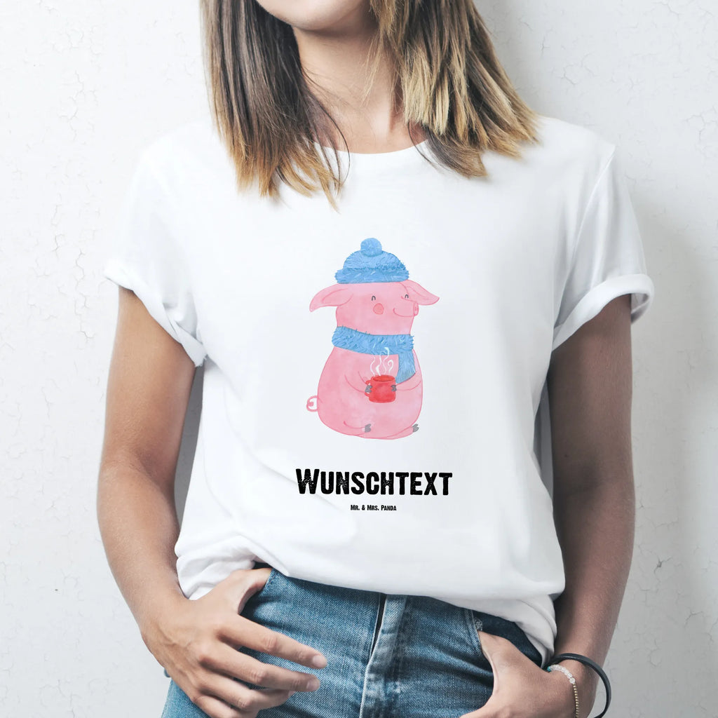 Personalisiertes T-Shirt Schweinchen Glühwein T-Shirt Personalisiert, T-Shirt mit Namen, T-Shirt mit Aufruck, Männer, Frauen, Wunschtext, Bedrucken, Winter, Weihnachten, Weihnachtsdeko, Nikolaus, Advent, Heiligabend, Wintermotiv, Glühwein, Betrunken, Weihnachtsmarkt, Spruch