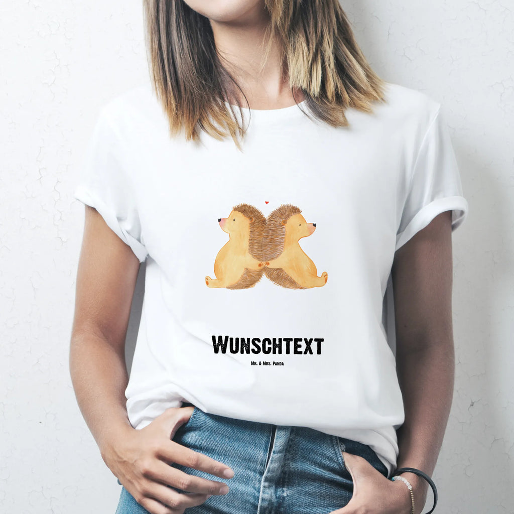 Personalisiertes T-Shirt Igel händchenhaltend T-Shirt Personalisiert, T-Shirt mit Namen, T-Shirt mit Aufruck, Männer, Frauen, Wunschtext, Bedrucken, Liebe, Partner, Freund, Freundin, Ehemann, Ehefrau, Heiraten, Verlobung, Heiratsantrag, Liebesgeschenk, Jahrestag, Hocheitstag, Igel, Igelliebe, Hand in Hand, Liebesbeweis, große Liebe, Liebesbotschaft, Hochzeit, Lieblingsmensch, Gemeinsamkeit, Love, Geschenk für zwei