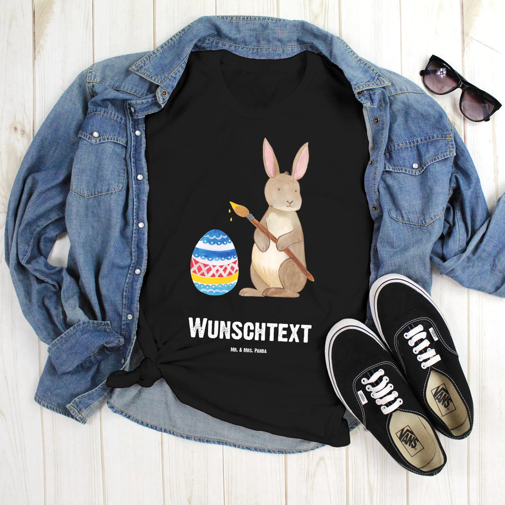 Personalisiertes T-Shirt Hase Eiermalen T-Shirt Personalisiert, T-Shirt mit Namen, T-Shirt mit Aufruck, Männer, Frauen, Wunschtext, Bedrucken, Ostern, Osterhase, Ostergeschenke, Osternest, Osterdeko, Geschenke zu Ostern, Ostern Geschenk, Ostergeschenke Kinder, Ostern Kinder, Frohe Ostern, Ostergrüße, Osterblume, Osterei, bemalte Ostereier, Hase, Kaninchen, Eiermalen