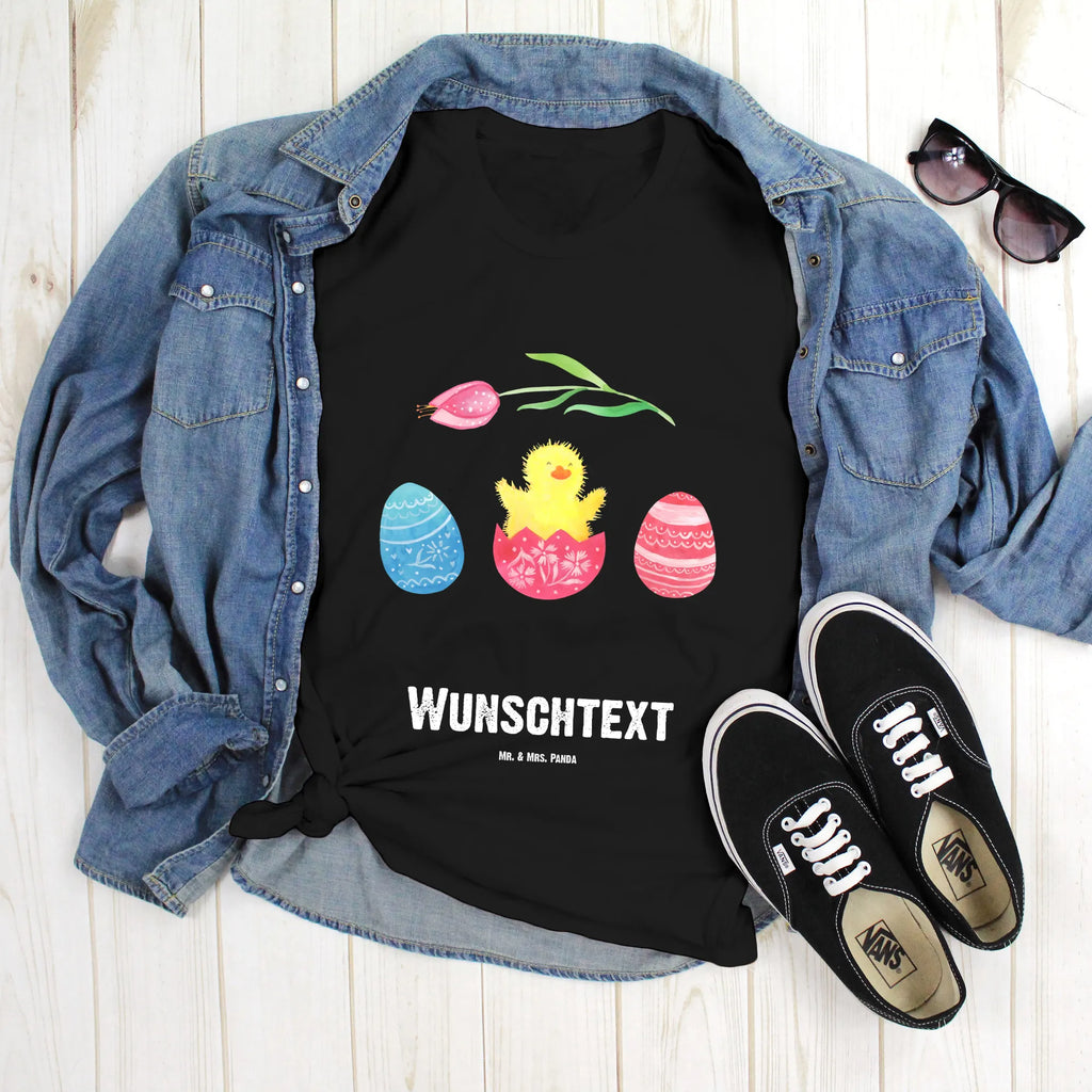 Personalisiertes T-Shirt Küken geschlüpft T-Shirt Personalisiert, T-Shirt mit Namen, T-Shirt mit Aufruck, Männer, Frauen, Wunschtext, Bedrucken, Ostern, Osterhase, Ostergeschenke, Osternest, Osterdeko, Geschenke zu Ostern, Ostern Geschenk, Ostergeschenke Kinder, Ostern Kinder, Küken, Osterei, Ostereier, Ei, Frühlingsgefühle, Freude, Grüße, liebe Grüße, Frohe Ostern, Ostergrüße