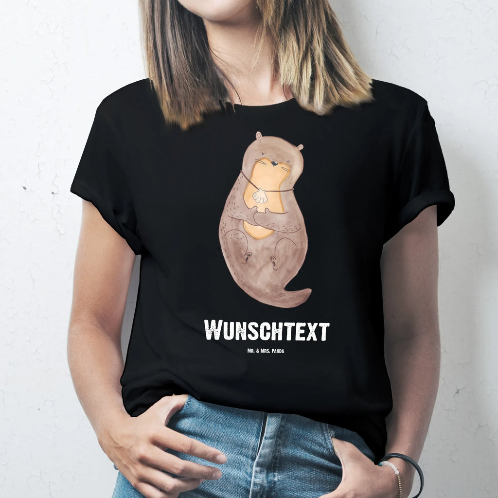 Personalisiertes T-Shirt Otter mit Muschelmedaillon T-Shirt Personalisiert, T-Shirt mit Namen, T-Shirt mit Aufruck, Männer, Frauen, Wunschtext, Bedrucken, Otter, Fischotter, Seeotter, Otterliebe, grübeln, träumen, Motivation, Tagträumen, Büro