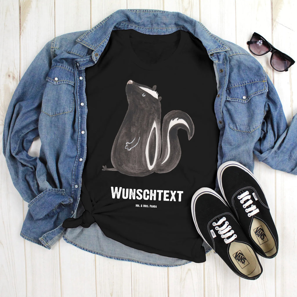 Personalisiertes T-Shirt Stinktier sitzend T-Shirt Personalisiert, T-Shirt mit Namen, T-Shirt mit Aufruck, Männer, Frauen, Wunschtext, Bedrucken, Stinktier, Skunk, Wildtier, Raubtier, Stinker, Stinki, Spruch, Büro, Recht, Besserwisser