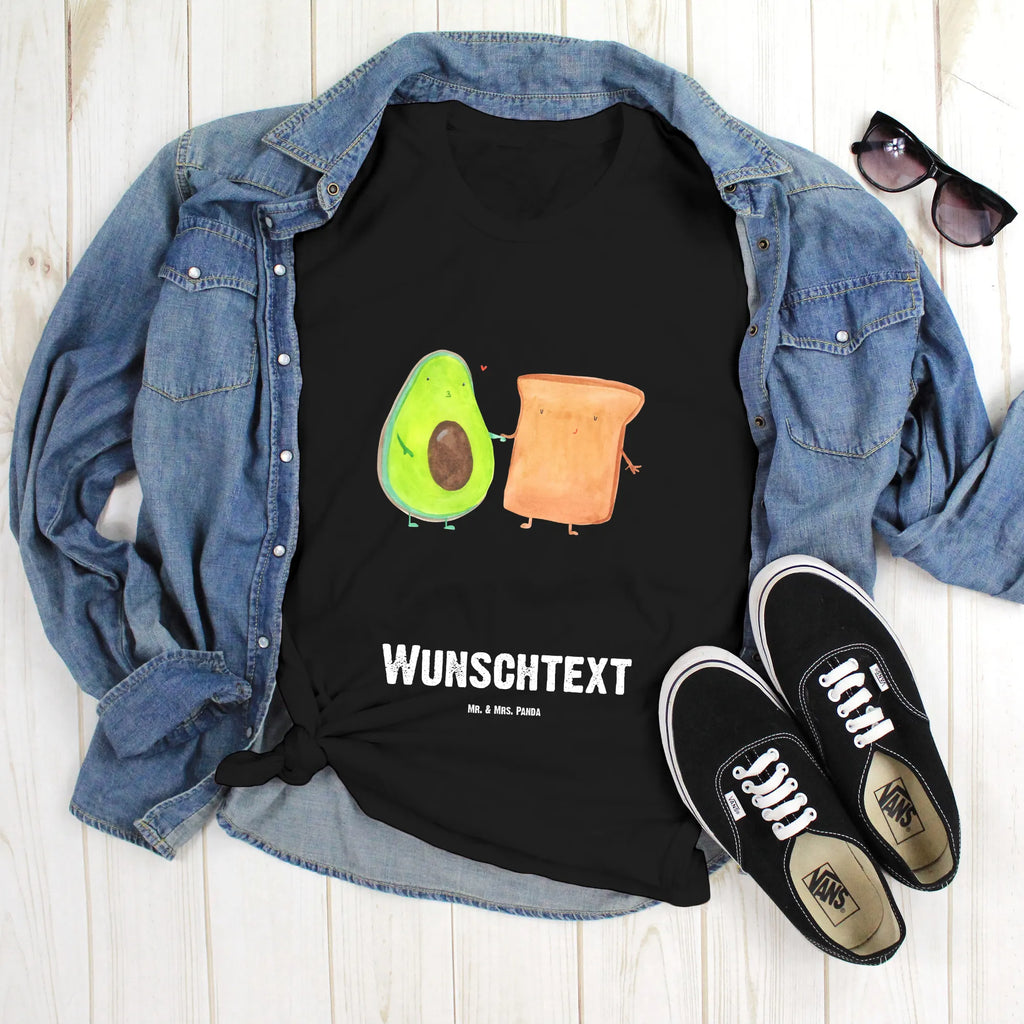 Personalisiertes T-Shirt Avocado Toast T-Shirt Personalisiert, T-Shirt mit Namen, T-Shirt mit Aufruck, Männer, Frauen, Wunschtext, Bedrucken, Avocado, Veggie, Vegan, Gesund, Toast, Toastbrot, Liebespaar, Pärchen, Freund, Freundin, Verlobt, Verlobungsparty, Hochzeit, Hochzeitsgeschenk, Jahrestag, Jahrestagsgeschenk