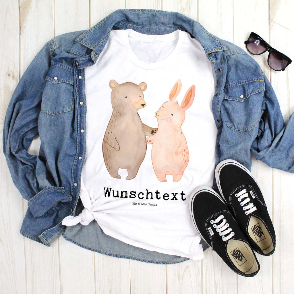 Personalisiertes T-Shirt Bär Hase Umarmen T-Shirt Personalisiert, T-Shirt mit Namen, T-Shirt mit Aufruck, Männer, Frauen, Wunschtext, Bedrucken, Liebe, Partner, Freund, Freundin, Ehemann, Ehefrau, Heiraten, Verlobung, Heiratsantrag, Liebesgeschenk, Jahrestag, Hocheitstag, Freunde, bester Freund, Hase, Bär, Bärchen, best friends