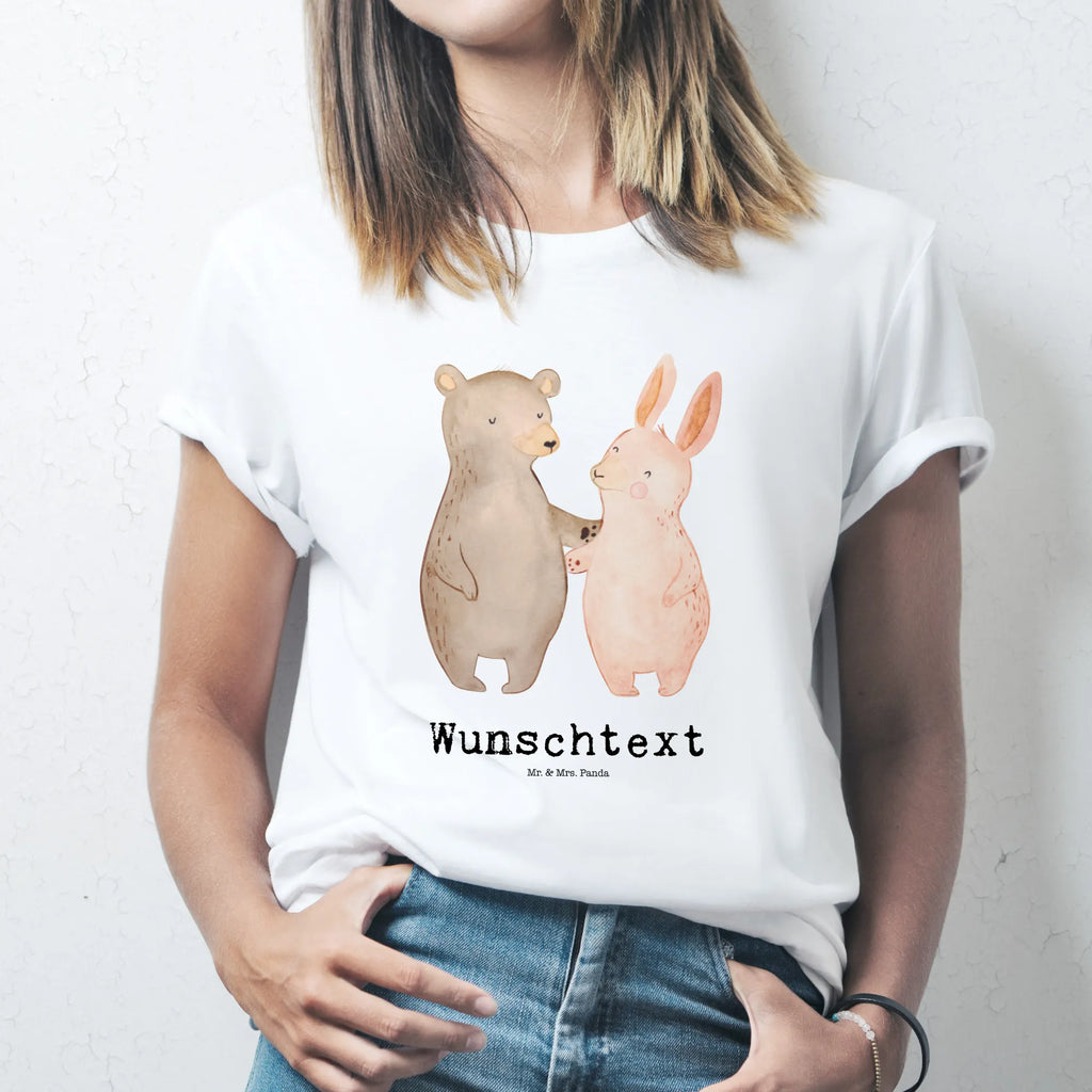 Personalisiertes T-Shirt Bär Hase Umarmen T-Shirt Personalisiert, T-Shirt mit Namen, T-Shirt mit Aufruck, Männer, Frauen, Wunschtext, Bedrucken, Liebe, Partner, Freund, Freundin, Ehemann, Ehefrau, Heiraten, Verlobung, Heiratsantrag, Liebesgeschenk, Jahrestag, Hocheitstag, Freunde, bester Freund, Hase, Bär, Bärchen, best friends