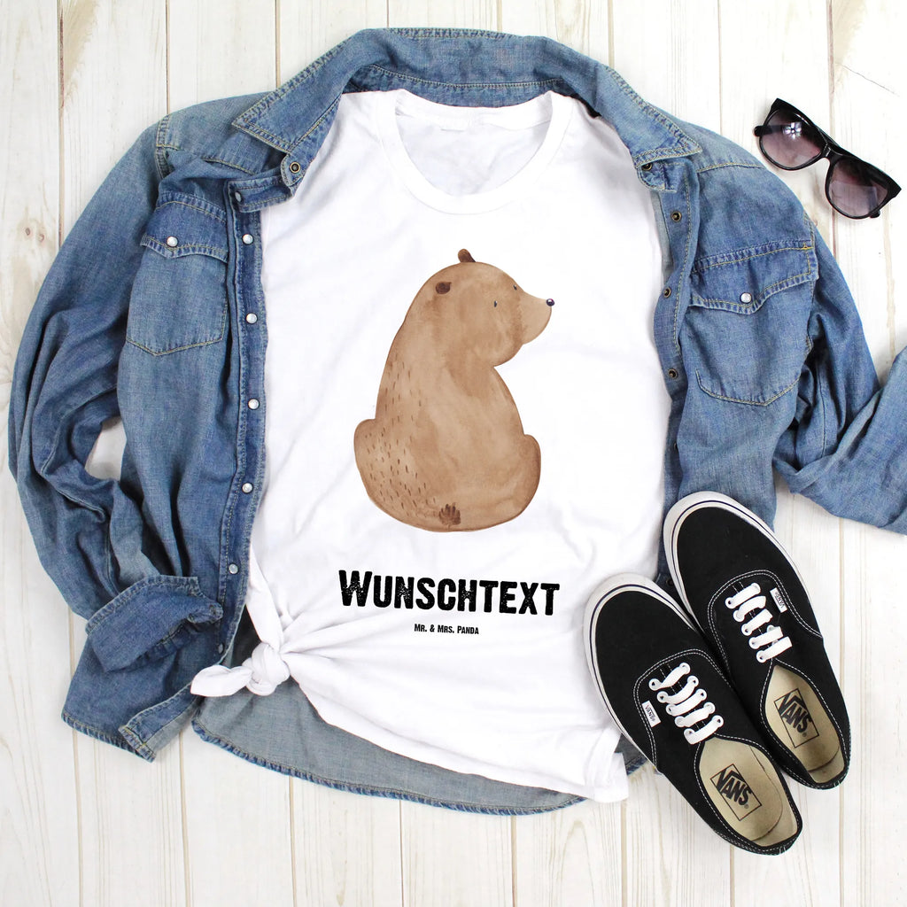 Personalisiertes T-Shirt Bär Schulterblick T-Shirt Personalisiert, T-Shirt mit Namen, T-Shirt mit Aufruck, Männer, Frauen, Wunschtext, Bedrucken, Bär, Teddy, Teddybär, Selbstachtung, Weltansicht, Motivation, Bären, Bärenliebe, Weisheit