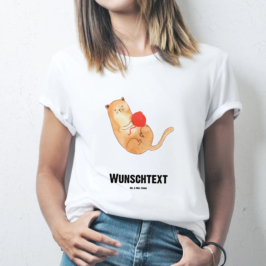 Personalisiertes T-Shirt Katzen Wollknäul T-Shirt Personalisiert, T-Shirt mit Namen, T-Shirt mit Aufruck, Männer, Frauen, Wunschtext, Bedrucken, Katze, Katzenmotiv, Katzenfan, Katzendeko, Katzenfreund, Katzenliebhaber, Katzenprodukte, Katzenartikel, Katzenaccessoires, Katzensouvenirs, Katzenliebhaberprodukte, Katzenmotive, Katzen, Kater, Mietze, Cat, Cats, Katzenhalter, Katzenbesitzerin, Haustier, Wollknäuel, Wolle, Spielen, Spiel, verspielt