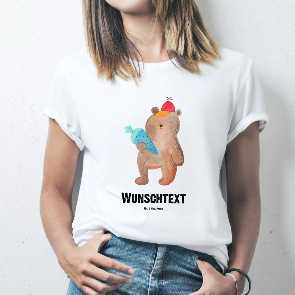 Personalisiertes T-Shirt Bär Schultüte T-Shirt Personalisiert, T-Shirt mit Namen, T-Shirt mit Aufruck, Männer, Frauen, Wunschtext, Bedrucken, Bär, Teddy, Teddybär, Bär Motiv, Schultüte, Erster Schultag Geschenk, Einschulung Geschenk, Schule Geschenk, Grundschule, Schulanfang, Schulbeginn