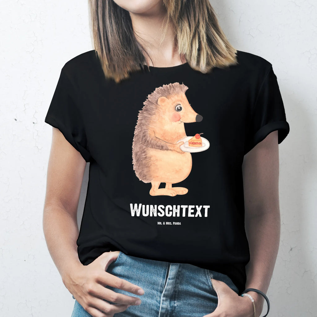 Personalisiertes T-Shirt Igel mit Kuchenstück T-Shirt Personalisiert, T-Shirt mit Namen, T-Shirt mit Aufruck, Männer, Frauen, Wunschtext, Bedrucken, Tiermotive, Gute Laune, lustige Sprüche, Tiere, Igel, Essen Spruch, Kuchen, Backen Geschenk, Kuchen backen, Einladung Party, Geburtstagskuchen, Torte