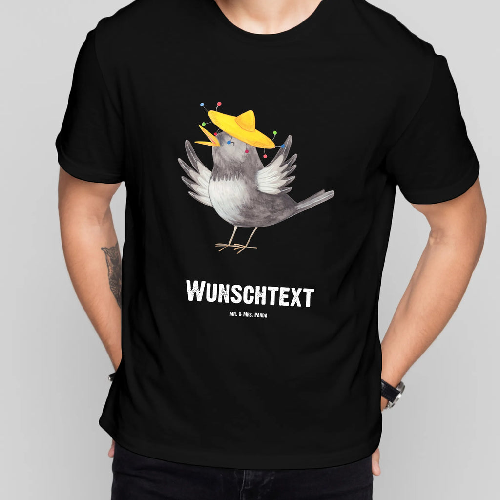 Personalisiertes T-Shirt Rabe mit Sombrero T-Shirt Personalisiert, T-Shirt mit Namen, T-Shirt mit Aufruck, Männer, Frauen, Wunschtext, Bedrucken, Tiermotive, Gute Laune, lustige Sprüche, Tiere, Rabe, Vogel, Vögel, Spruch positiv, fröhlich sein, glücklich sein, Glück Spruch, froh, Elster, Motivation