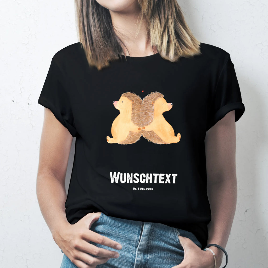 Personalisiertes T-Shirt Igel händchenhaltend T-Shirt Personalisiert, T-Shirt mit Namen, T-Shirt mit Aufruck, Männer, Frauen, Wunschtext, Bedrucken, Liebe, Partner, Freund, Freundin, Ehemann, Ehefrau, Heiraten, Verlobung, Heiratsantrag, Liebesgeschenk, Jahrestag, Hocheitstag, Igel, Igelliebe, Hand in Hand, Liebesbeweis, große Liebe, Liebesbotschaft, Hochzeit, Lieblingsmensch, Gemeinsamkeit, Love, Geschenk für zwei