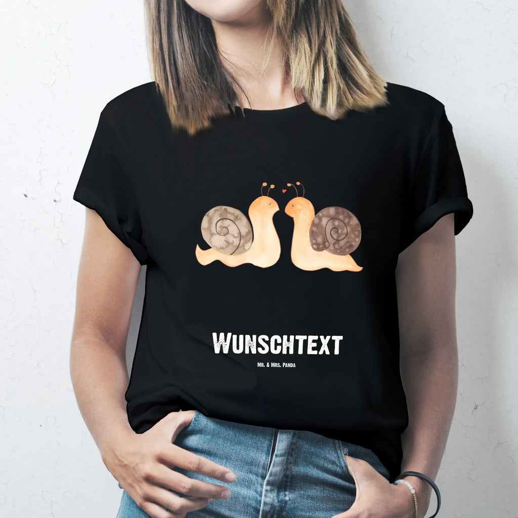 Personalisiertes T-Shirt Schnecken Liebe T-Shirt Personalisiert, T-Shirt mit Namen, T-Shirt mit Aufruck, Männer, Frauen, Wunschtext, Bedrucken, Liebe, Partner, Freund, Freundin, Ehemann, Ehefrau, Heiraten, Verlobung, Heiratsantrag, Liebesgeschenk, Jahrestag, Hocheitstag