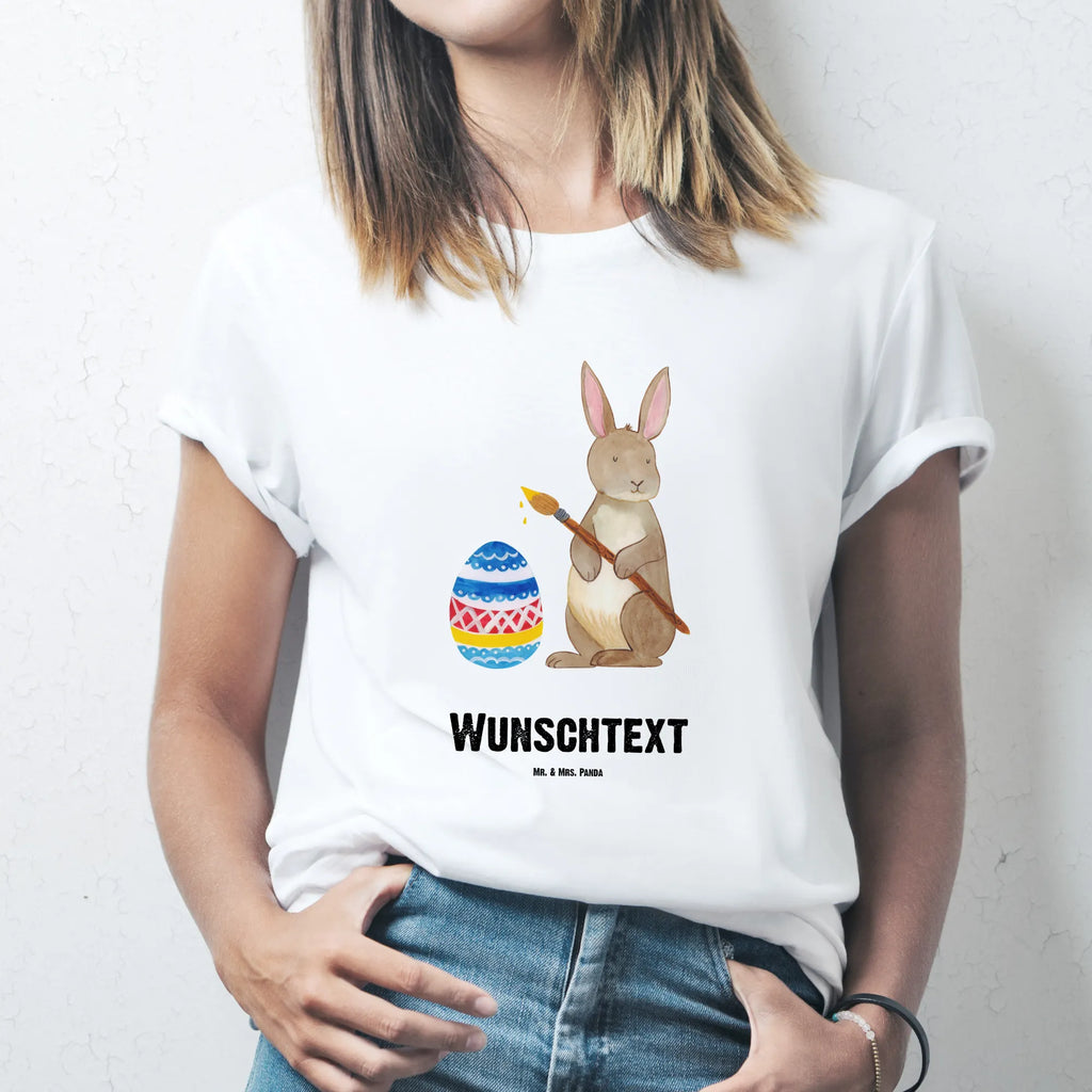 Personalisiertes T-Shirt Hase Eiermalen T-Shirt Personalisiert, T-Shirt mit Namen, T-Shirt mit Aufruck, Männer, Frauen, Wunschtext, Bedrucken, Ostern, Osterhase, Ostergeschenke, Osternest, Osterdeko, Geschenke zu Ostern, Ostern Geschenk, Ostergeschenke Kinder, Ostern Kinder, Frohe Ostern, Ostergrüße, Osterblume, Osterei, bemalte Ostereier, Hase, Kaninchen, Eiermalen