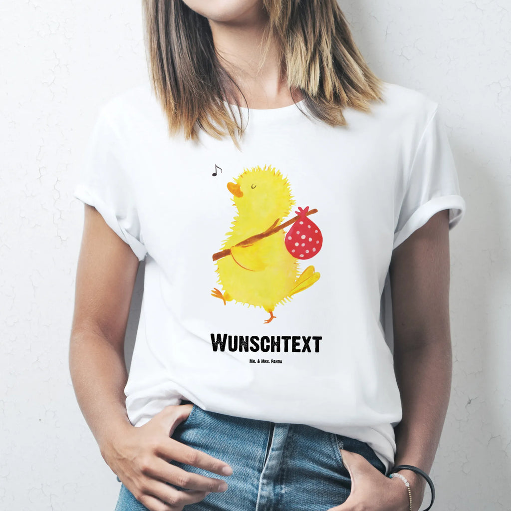 Personalisiertes T-Shirt Küken Wanderer T-Shirt Personalisiert, T-Shirt mit Namen, T-Shirt mit Aufruck, Männer, Frauen, Wunschtext, Bedrucken, Ostern, Osterhase, Ostergeschenke, Osternest, Osterdeko, Geschenke zu Ostern, Ostern Geschenk, Ostergeschenke Kinder, Ostern Kinder, Küken, Osterei, Ostereier, Ei, Frühlingsgefühle, Freude, Grüße, liebe Grüße, Frohe Ostern, Ostergrüße, Flausen, Wunder, Reisen, Weltenbummler, Zeit, Zeitmanagement, Backpacker