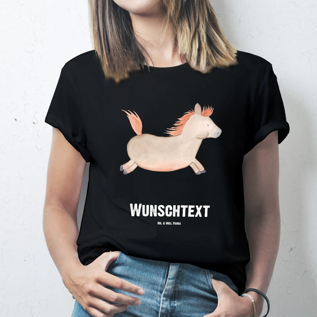 Personalisiertes T-Shirt Pferd springt T-Shirt Personalisiert, T-Shirt mit Namen, T-Shirt mit Aufruck, Männer, Frauen, Wunschtext, Bedrucken, Bauernhof, Hoftiere, Landwirt, Landwirtin, Pferd, Pony, Pferde, Stall, Pferdestall, ausreiten, reiten, Pferdebesitzer