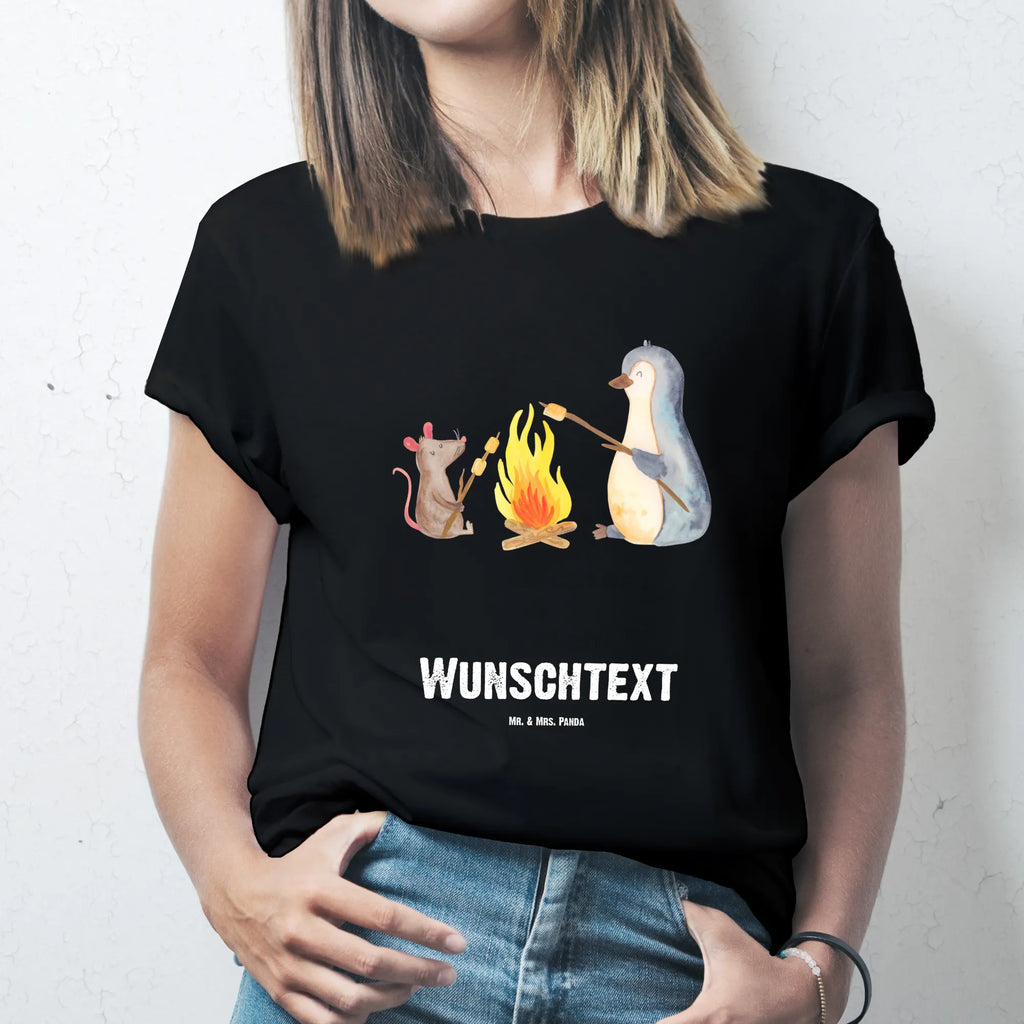 Personalisiertes T-Shirt Pinguin Lagerfeuer T-Shirt Personalisiert, T-Shirt mit Namen, T-Shirt mit Aufruck, Männer, Frauen, Wunschtext, Bedrucken, Pinguin, Maus, Pinguine, Lagerfeuer, Leben, Arbeit, Job, Motivation, Büro, Büroalltag, Lebensspruch, Lebensmotivation, Neustart, Liebe, grillen, Feuer, Marshmallows