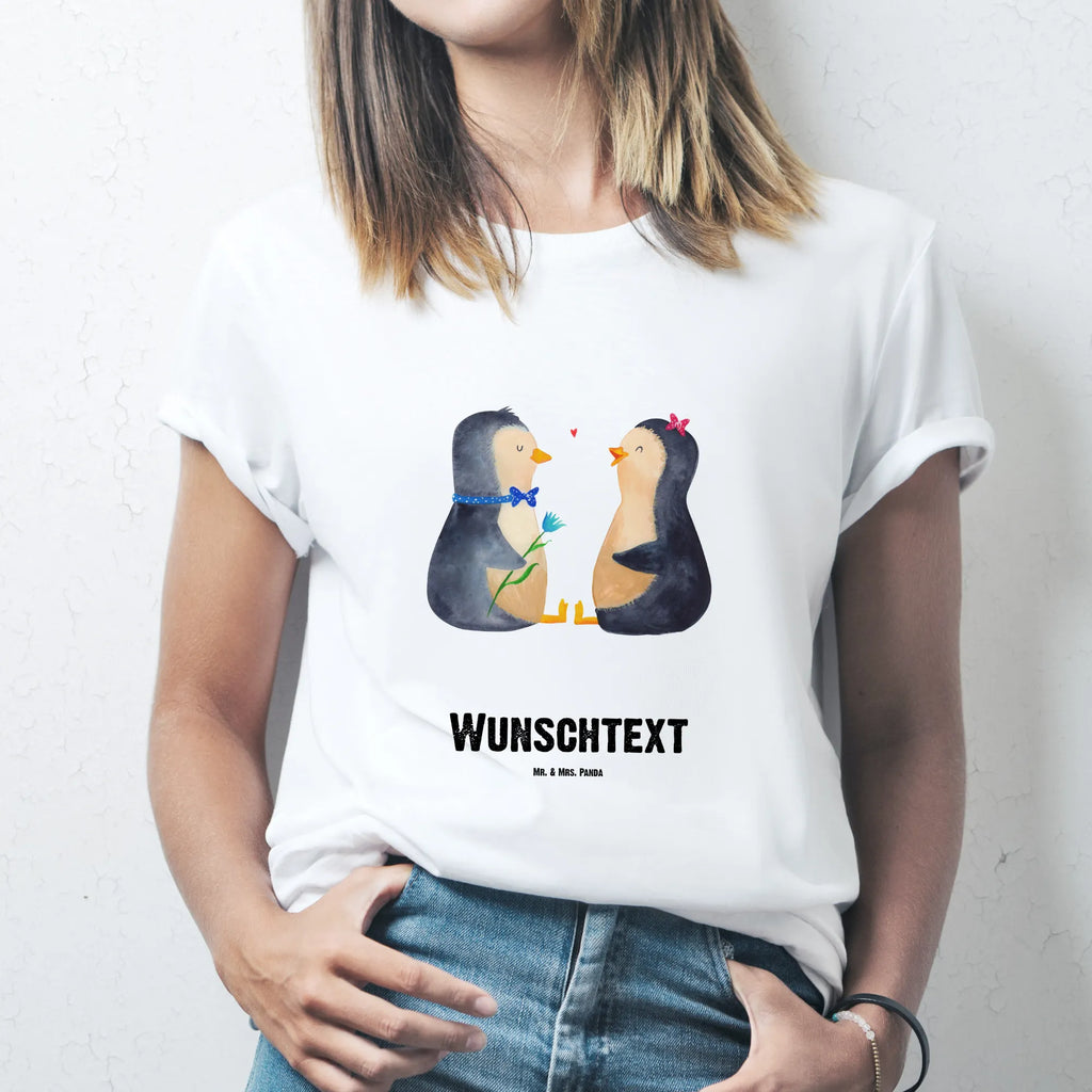 Personalisiertes T-Shirt Pinguin Pärchen T-Shirt Personalisiert, T-Shirt mit Namen, T-Shirt mit Aufruck, Männer, Frauen, Wunschtext, Bedrucken, Pinguin, Pinguine, Liebe, Liebespaar, Liebesbeweis, Liebesgeschenk, Verlobung, Jahrestag, Hochzeitstag, Hochzeit, Hochzeitsgeschenk, große Liebe, Traumpaar