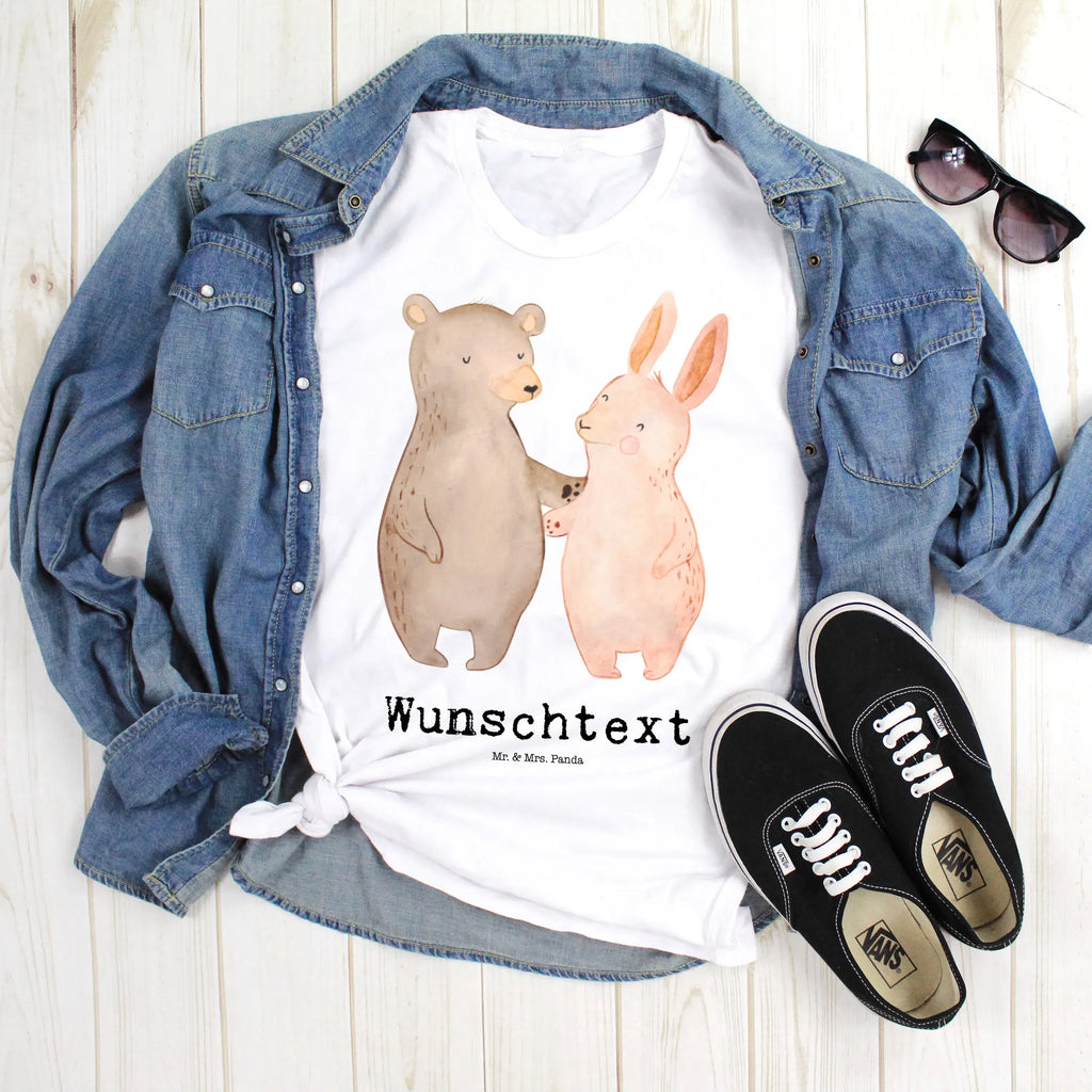 Personalisiertes T-Shirt Bär Hase Umarmen T-Shirt Personalisiert, T-Shirt mit Namen, T-Shirt mit Aufruck, Männer, Frauen, Wunschtext, Bedrucken, Liebe, Partner, Freund, Freundin, Ehemann, Ehefrau, Heiraten, Verlobung, Heiratsantrag, Liebesgeschenk, Jahrestag, Hocheitstag, Freunde, bester Freund, Hase, Bär, Bärchen, best friends